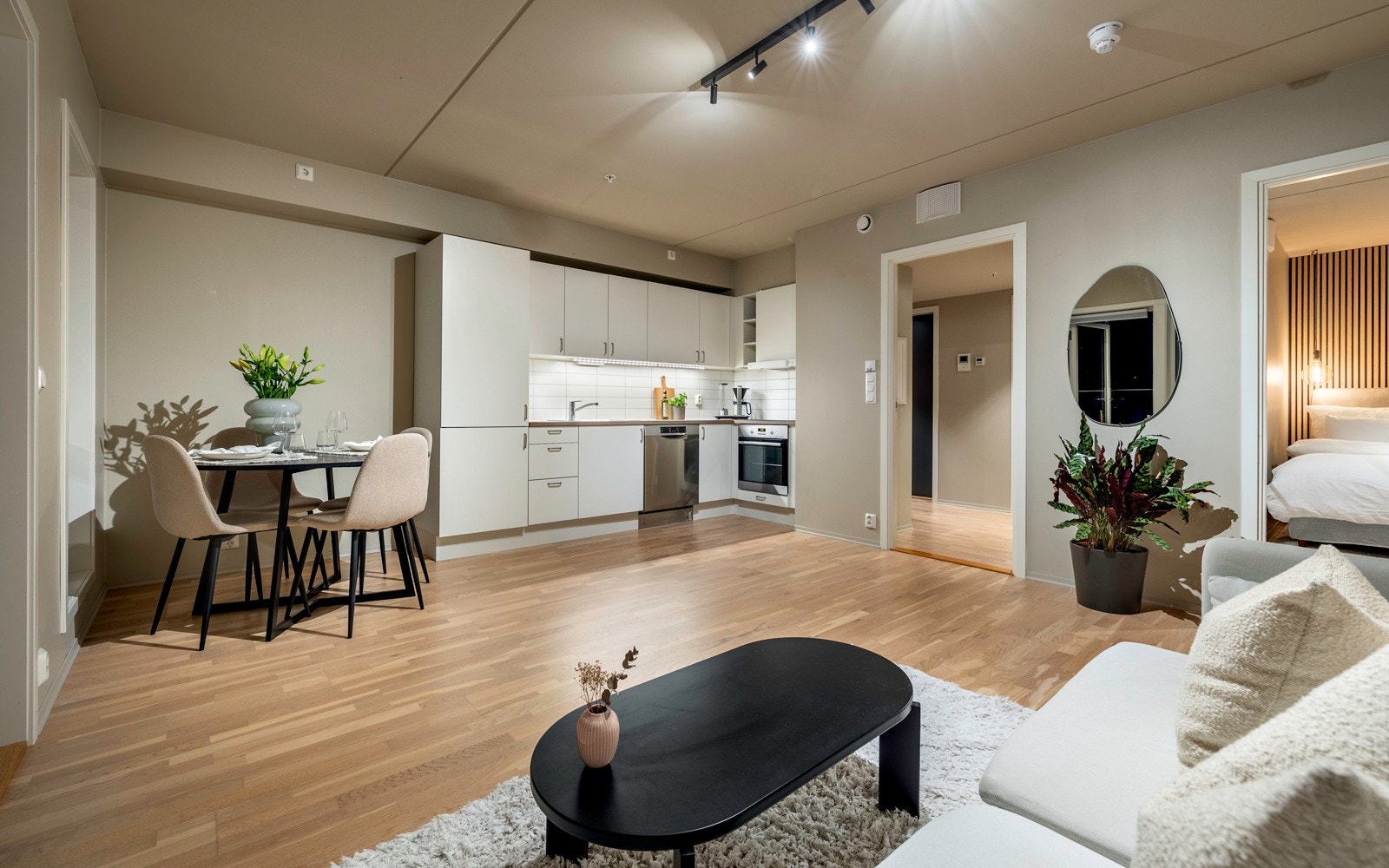 Stuen har god plass til spisegruppe, sofa- og TV-møblement. Galleribilde