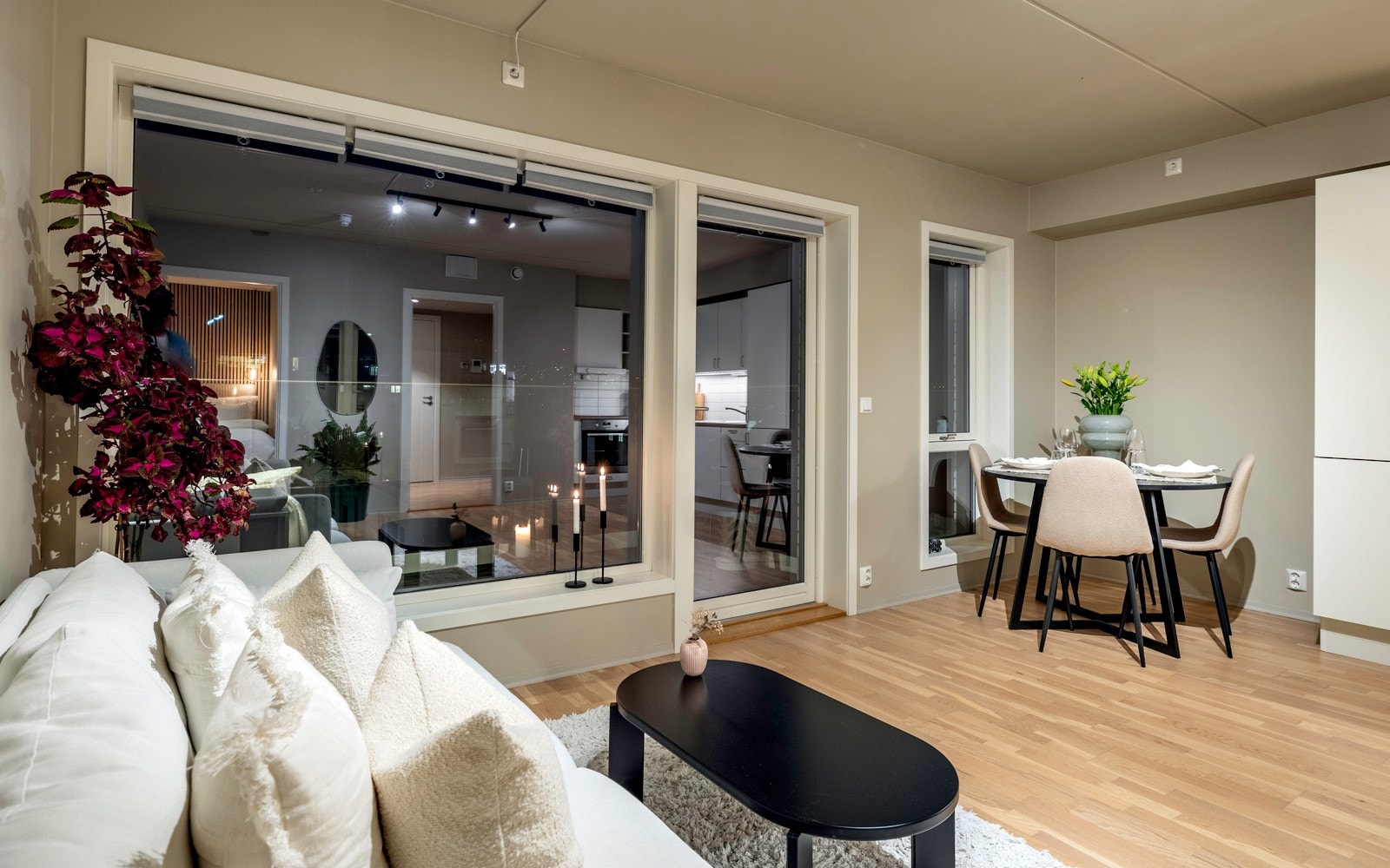 Lys og luftig stue/kjøkken i en moderne åpen løsning. Galleribilde