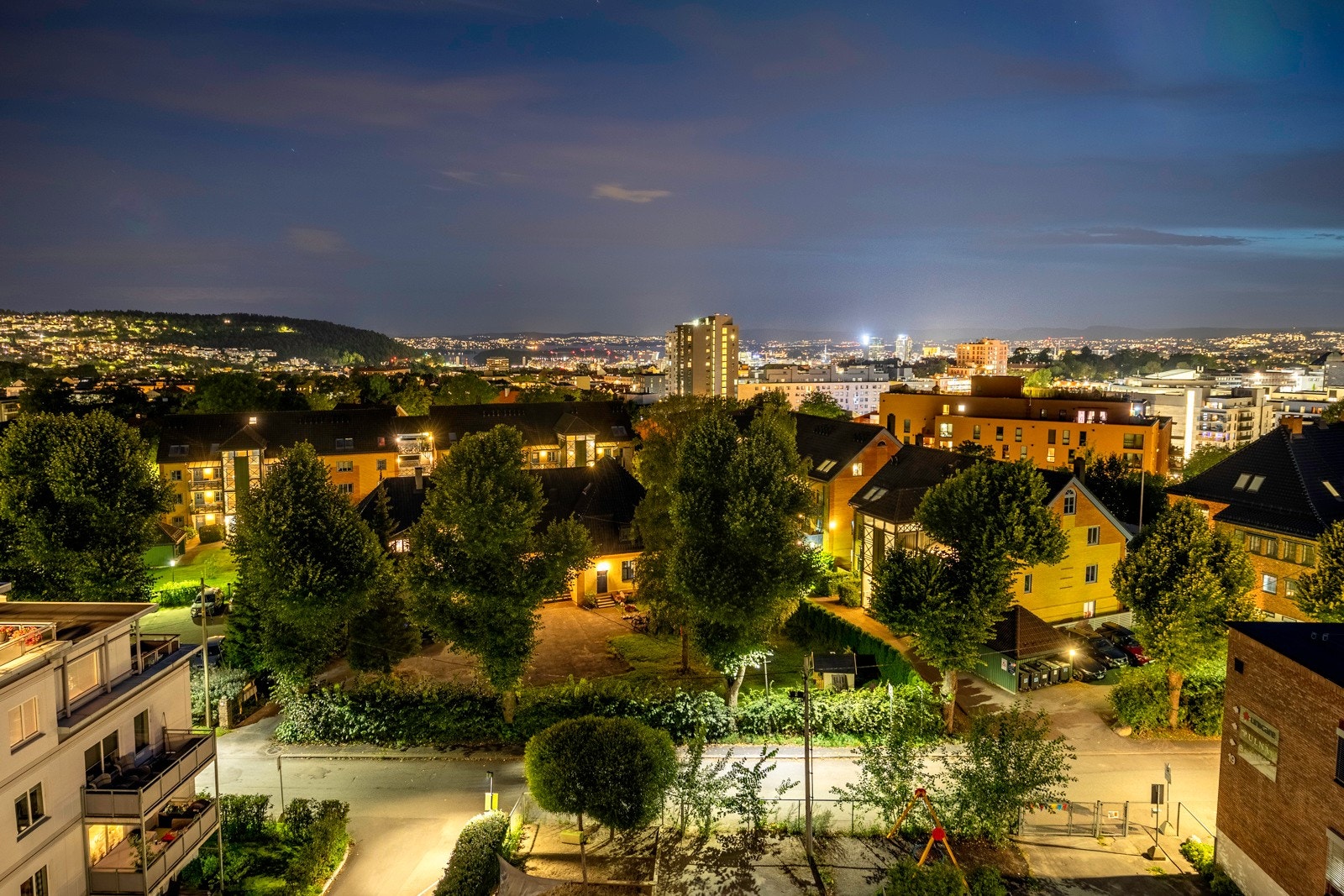 Sameiet har en velstelt fellestomt med asfalterte internstier, steinlagte arealer og grøntområde med plener, busker og diverse beplantning. Galleribilde