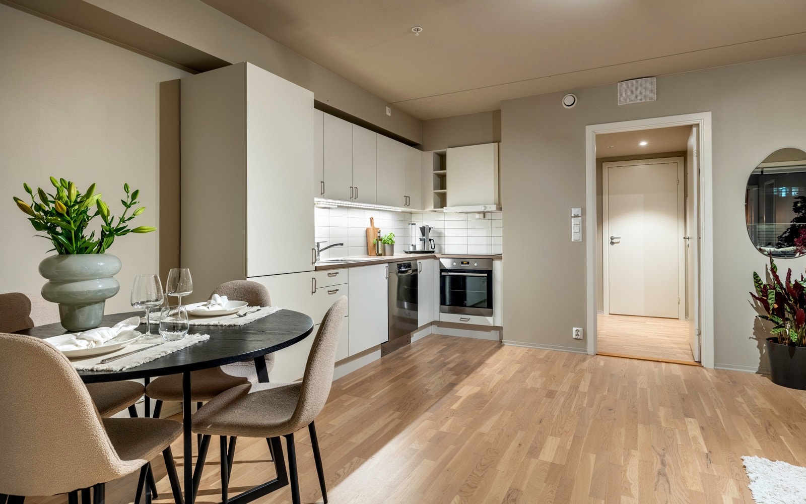 Kjøkkenet er stilrent med lyse, glatte fronter og laminerte benkeplater med nedfelt oppvaskkum. Galleribilde