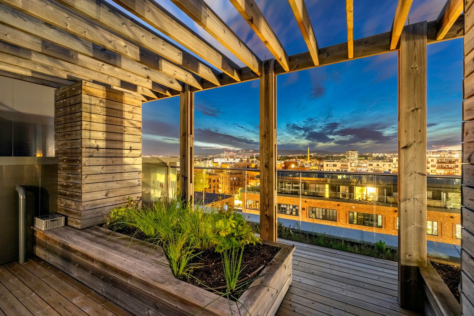 Stor og pent opparbeidet felles takterrasse som kan benyttes av sameiets beboere. Galleribilde