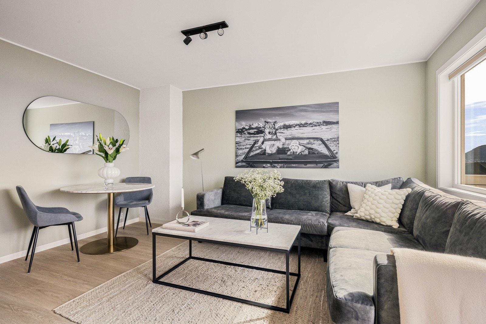 Romslig stue med god plass til både sofagruppe og spisebord Galleribilde