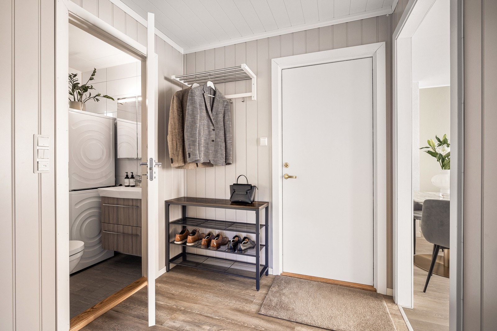 Gang med god plass til yttertøyet. Galleribilde