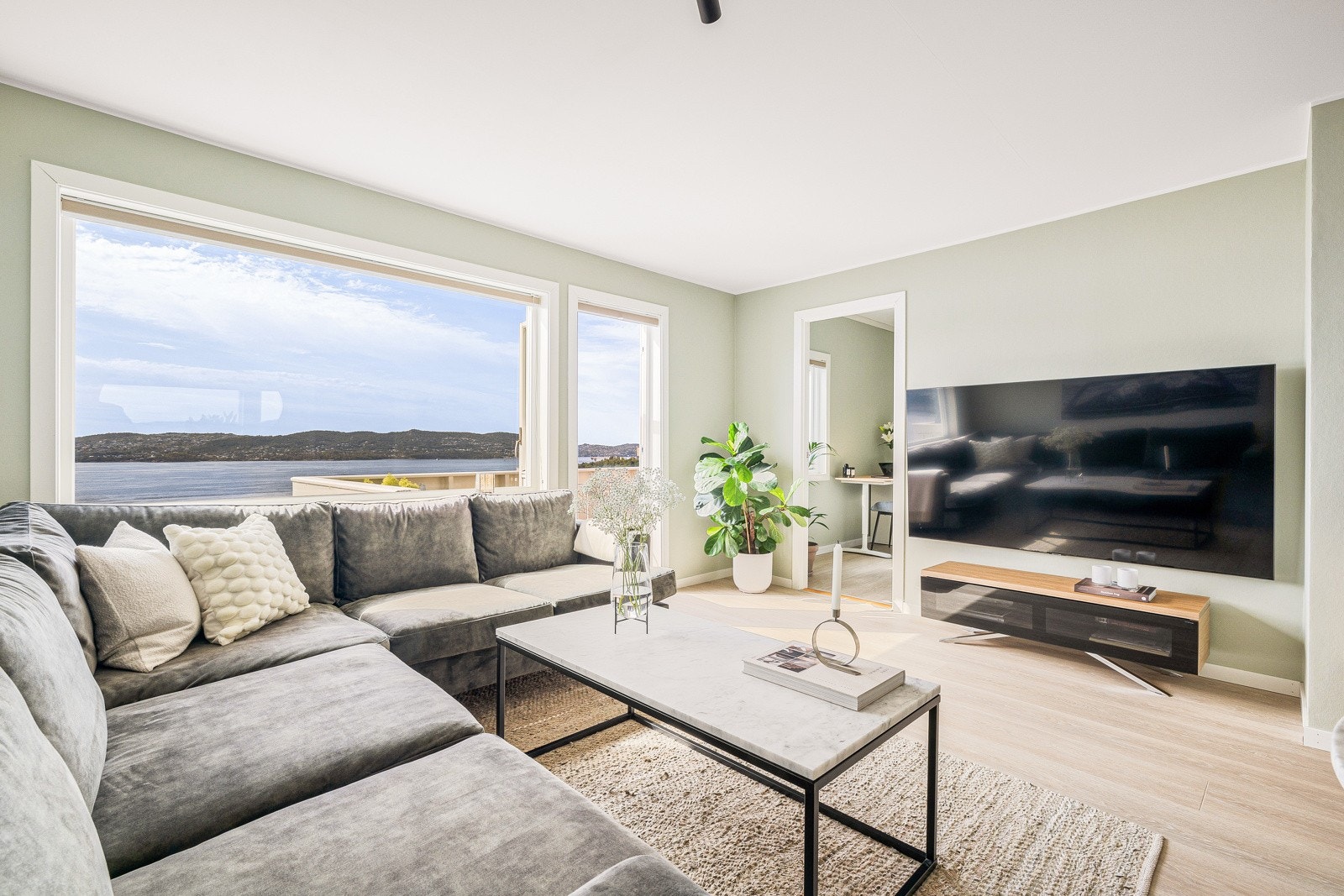 Utsikten kan nytes både fra balkongen og fra sofakroken Galleribilde