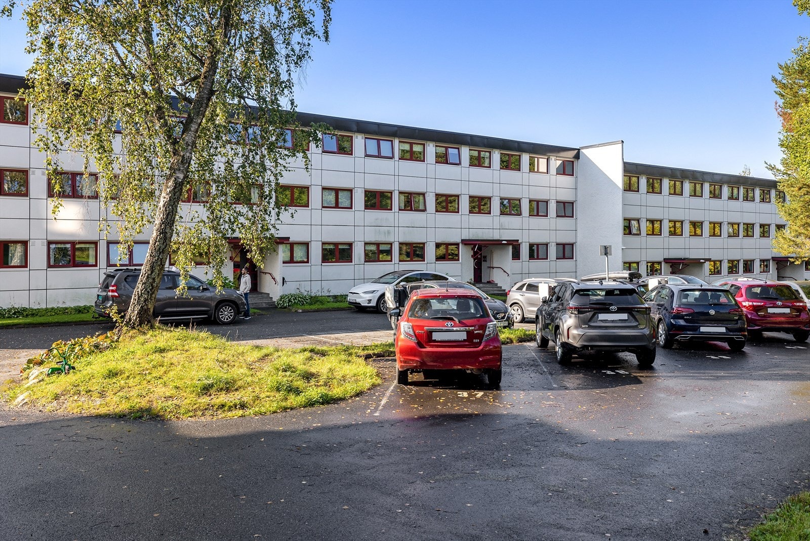 God parkeringsplass foran bygningen for beboere og gjester. Galleribilde