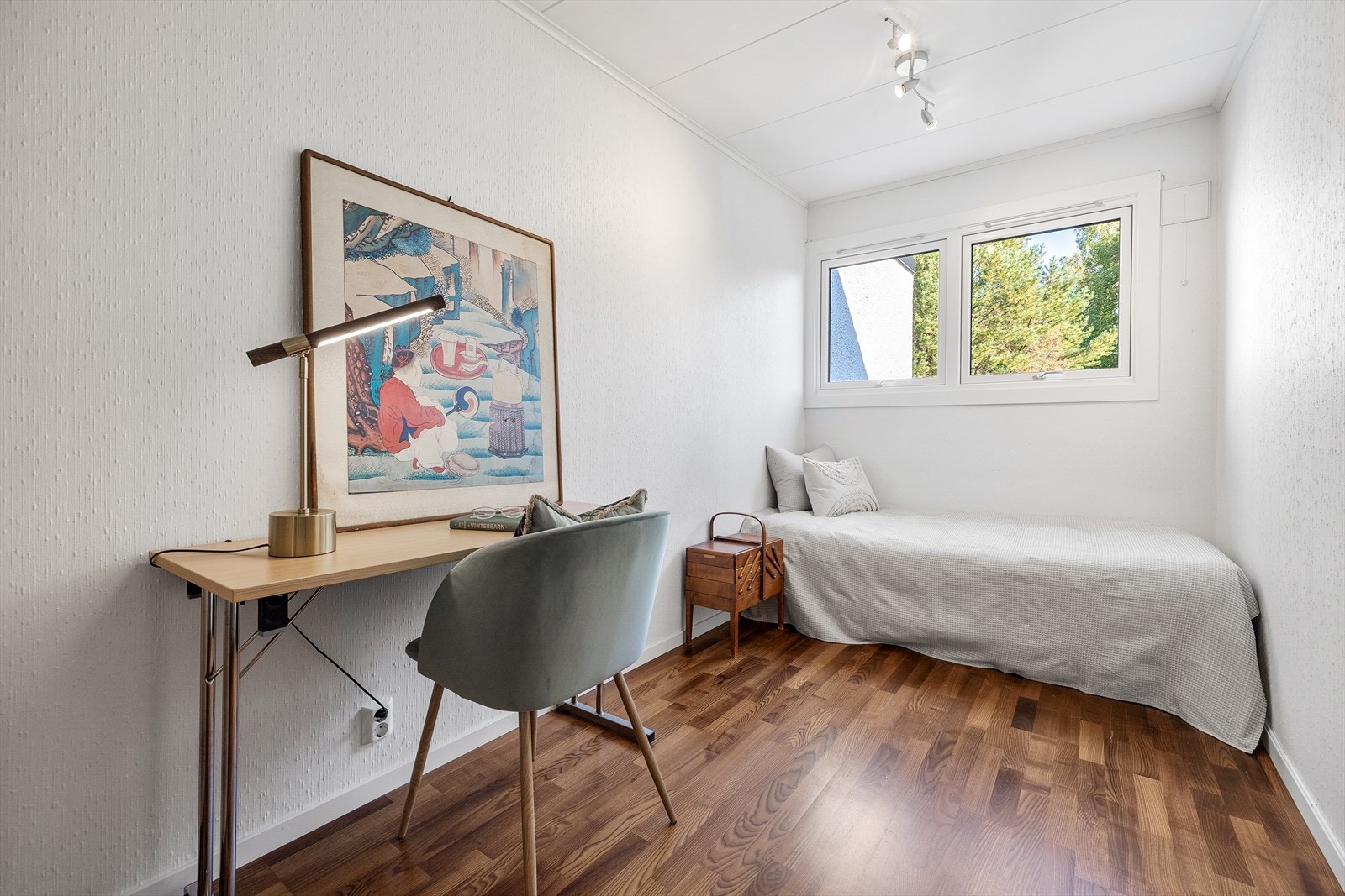 Koselig soverom med plass til seng og skrivebord. Galleribilde