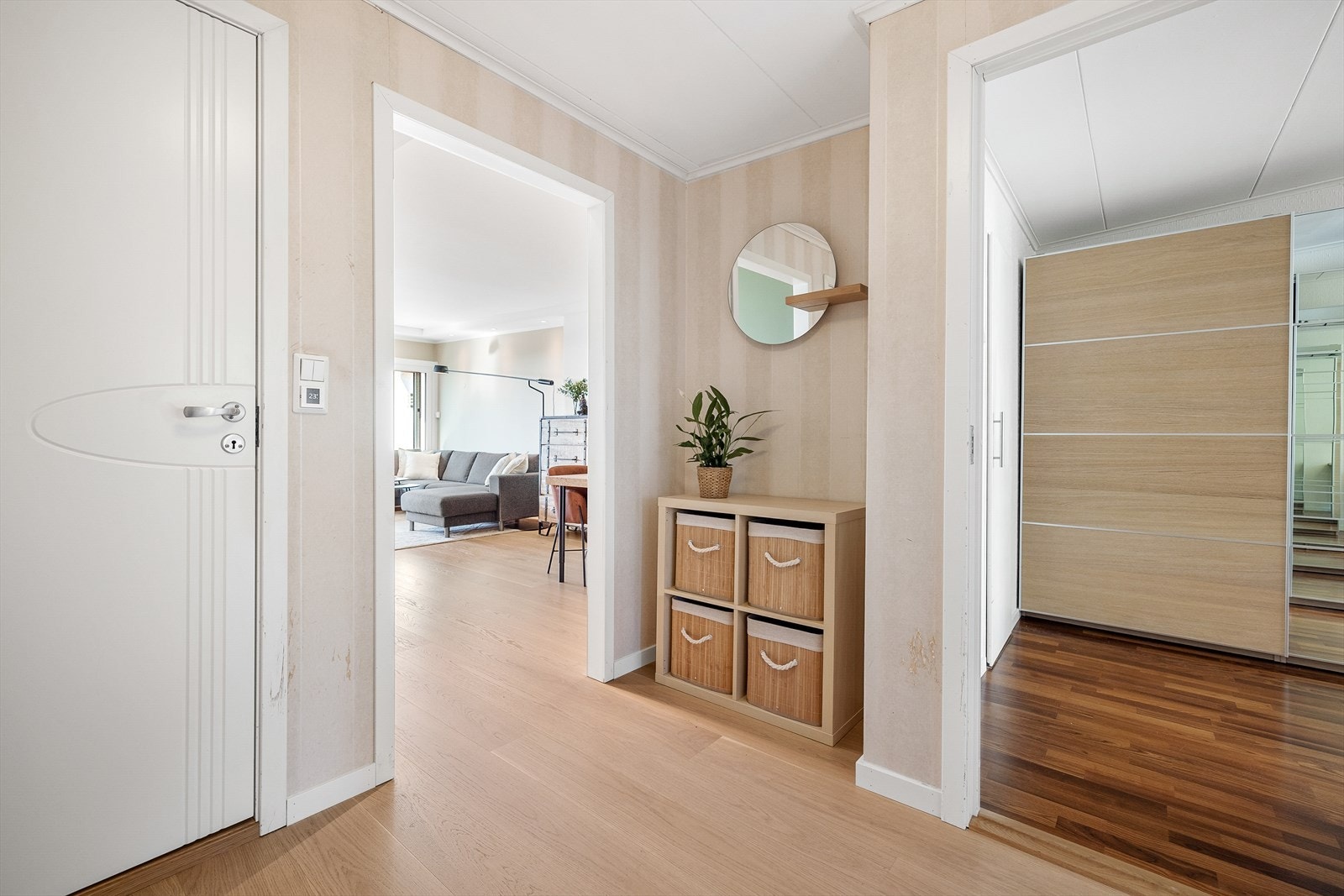 Lys gang med tilgang til stue og soverom. Galleribilde