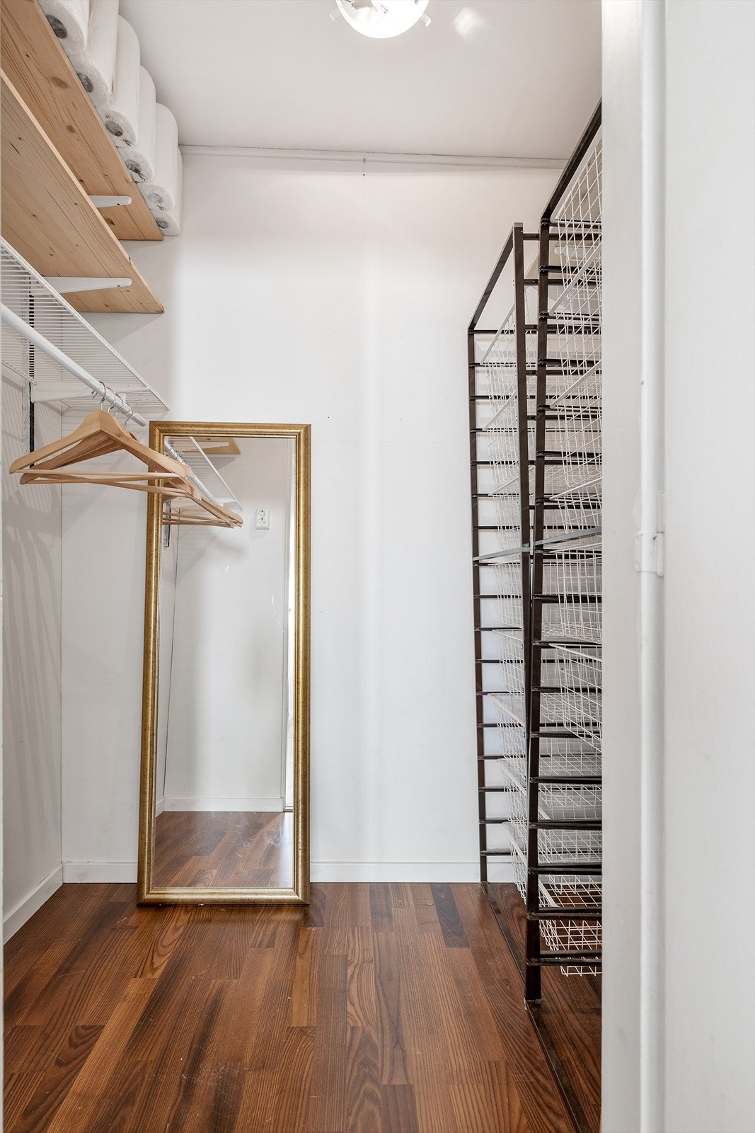 Walk-in closet med rikelig med oppbevaringsplass. Galleribilde