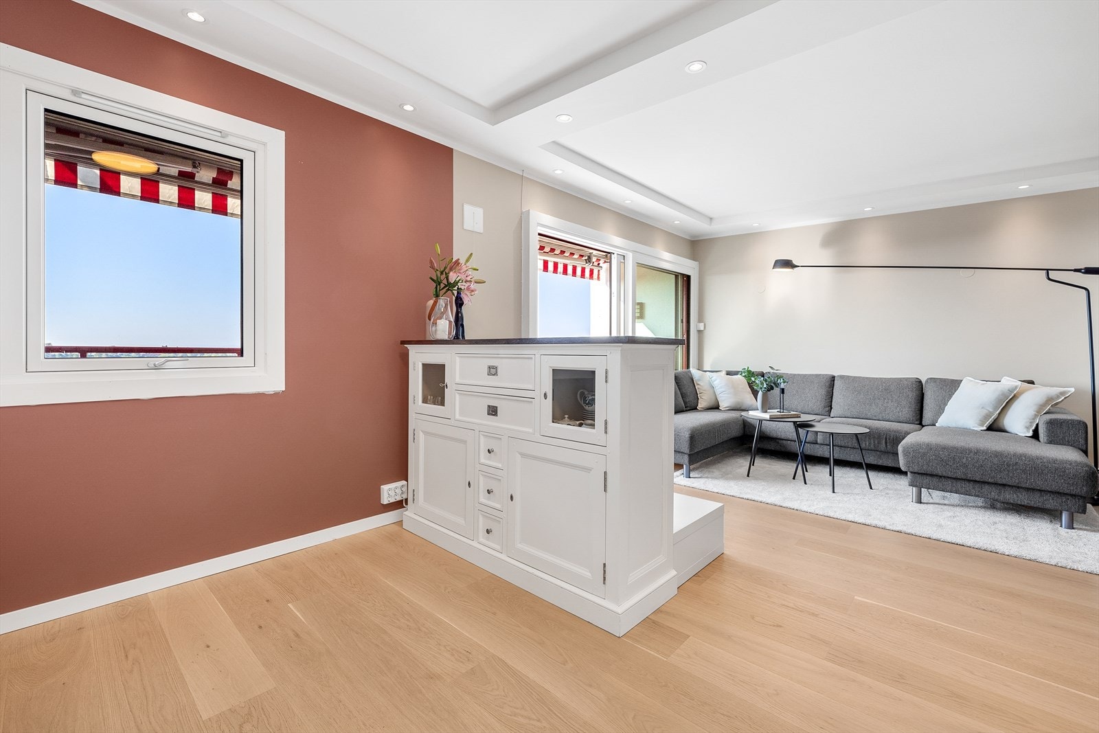 Store vindusflater og downlights i tak gir gode lysforhold. Galleribilde