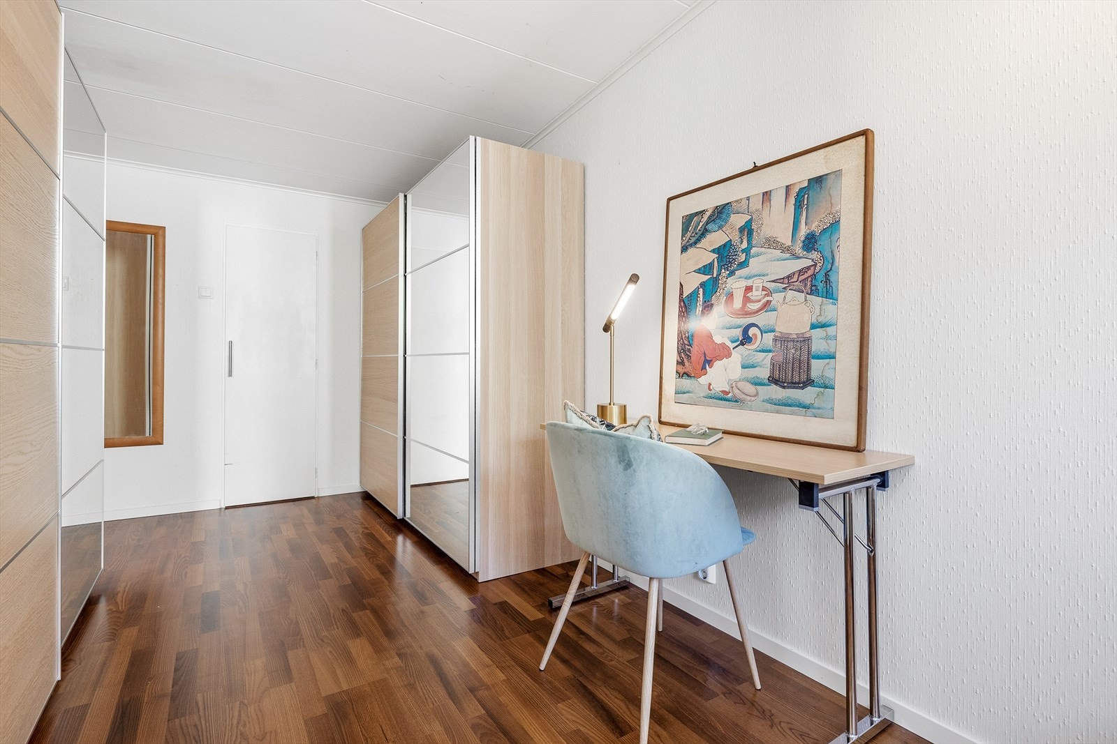 Det er satt inn 2 skyvedørsgarderober i soverom 2. Galleribilde