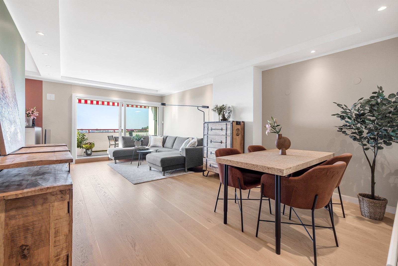 Det er god plass for sofagruppe, mediemøblement og spisegruppe. Galleribilde