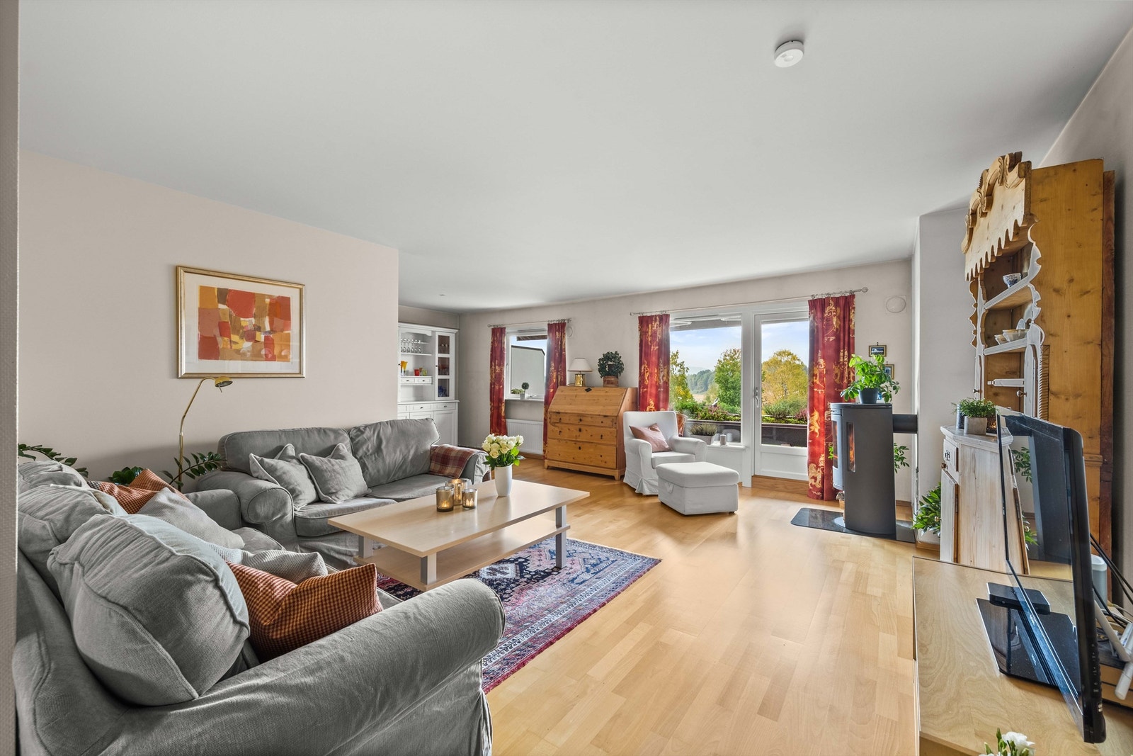 Romslig stue med gode lysforhold, og gode innredningsmuligheter Galleribilde