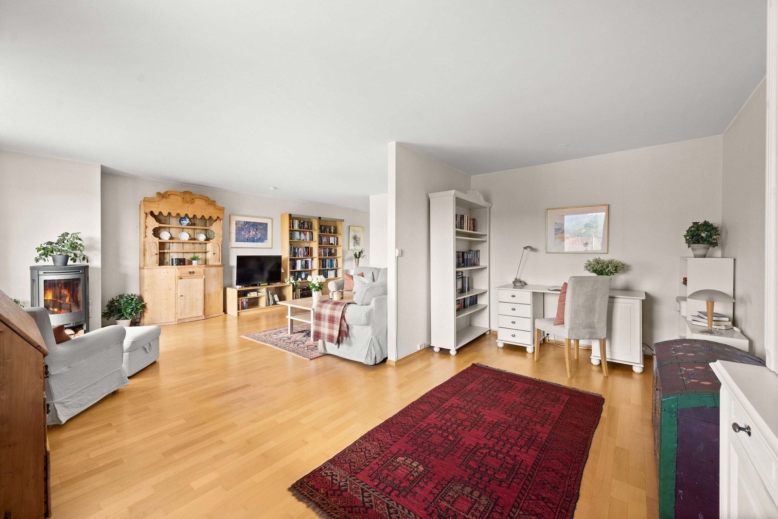 Her er det rom for spisestue, oppbevaringsløsning som bokhyller/seksjon og tv-hjørne m.m. Galleribilde