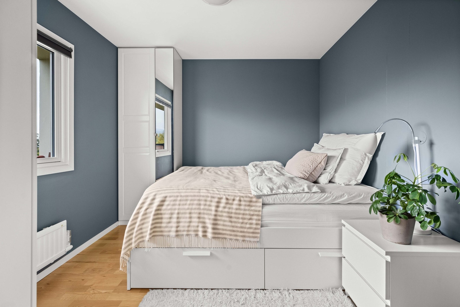 Hovedsoverom med god plass til stor dobbeltseng, samt garderobeplass Galleribilde