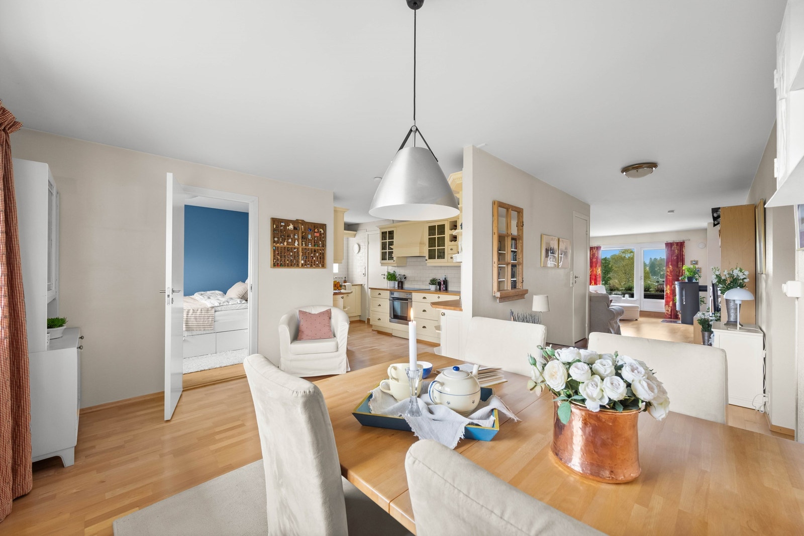 Velkommen. En pen 3(4)-roms toppleilighet med god planløsning og stor vestvendt terrasse. Fantastisk og vidstrakt utsikt. Galleribilde