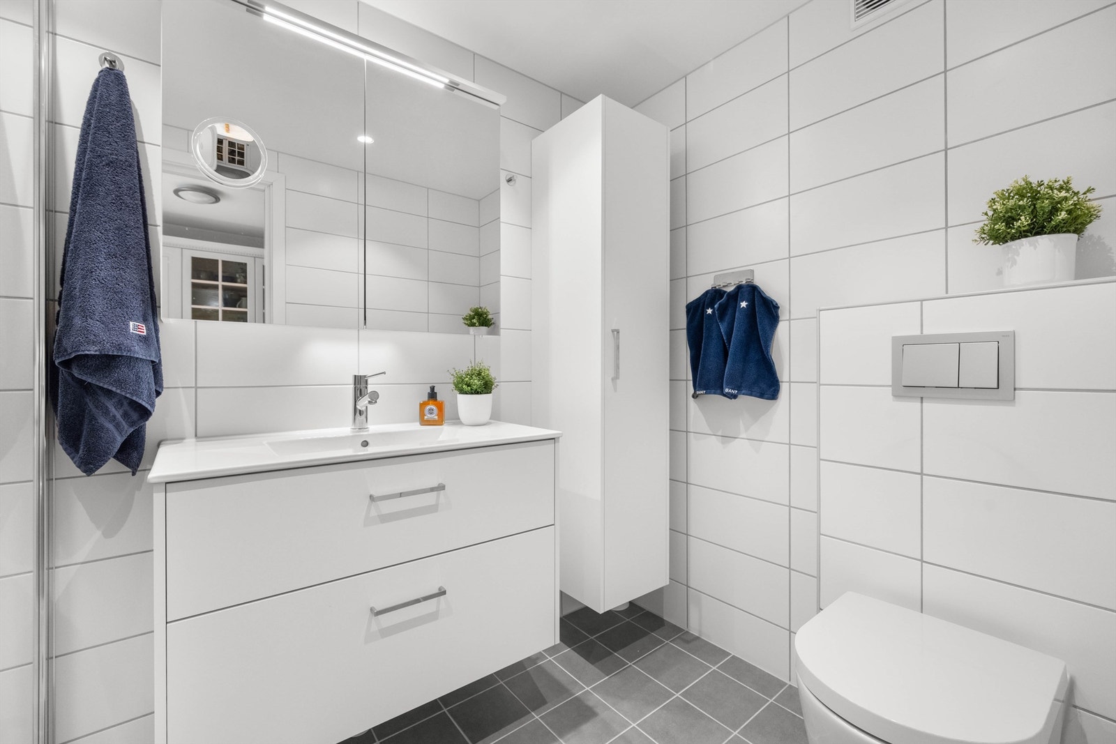 Baderom fra 2023 med flislagte vegger og malt i himling, Servant med ett-greps blandebatteri Galleribilde