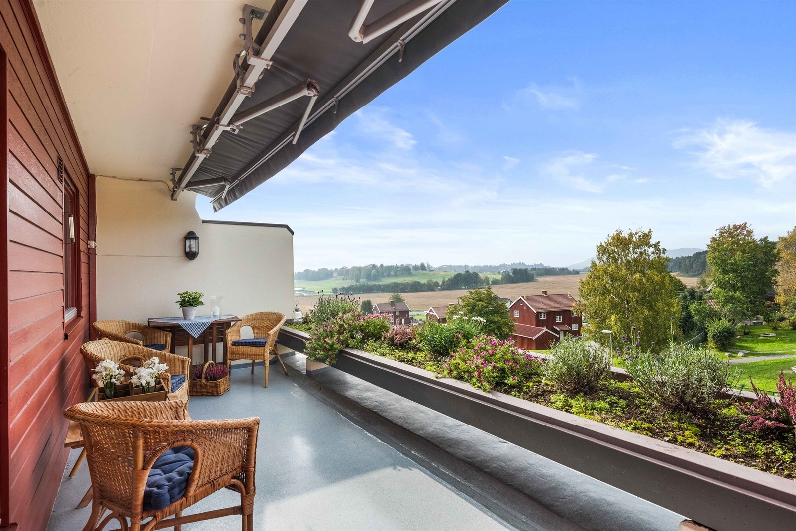 Velkommen til Syd-Fossum 53. Leiligheten ligger i et attraktivt, meget barnevennlig og etablert boligområde på Fossum/Eiksmarka. Galleribilde