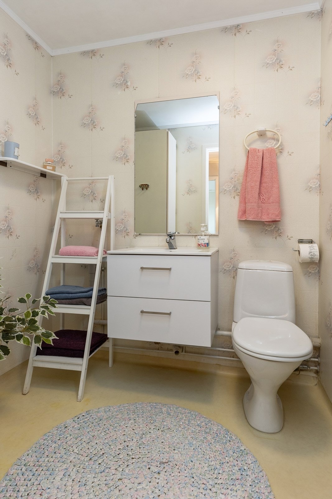 På badet er det opplegg for vaskemaskin Galleribilde