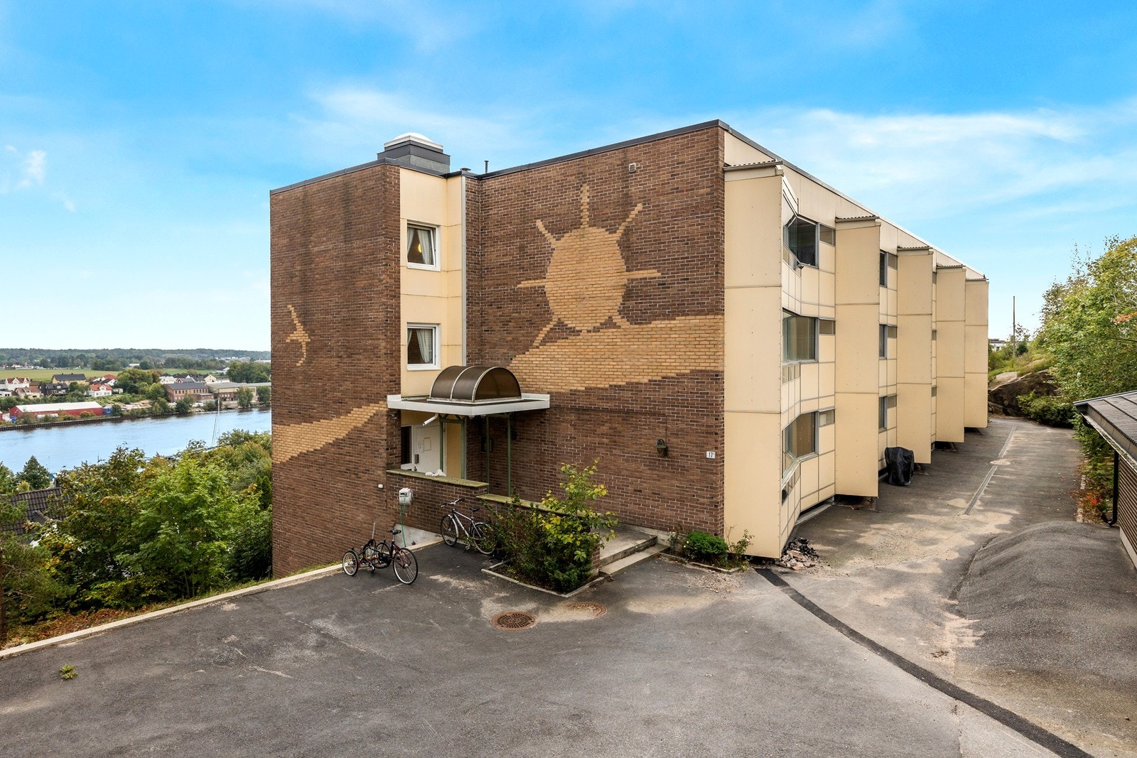 Inngangsparti ligger i 1. etasje leiligheten ligger i 3. etasje. Galleribilde