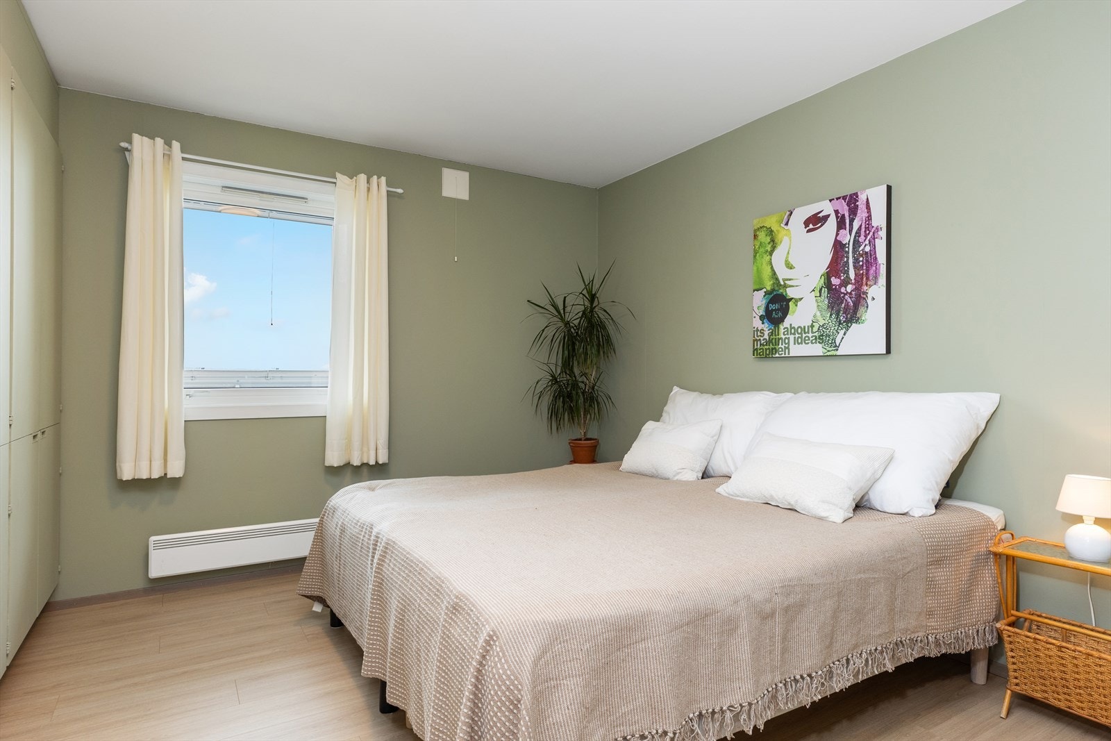 Romslig og nyoppusset soverom Galleribilde