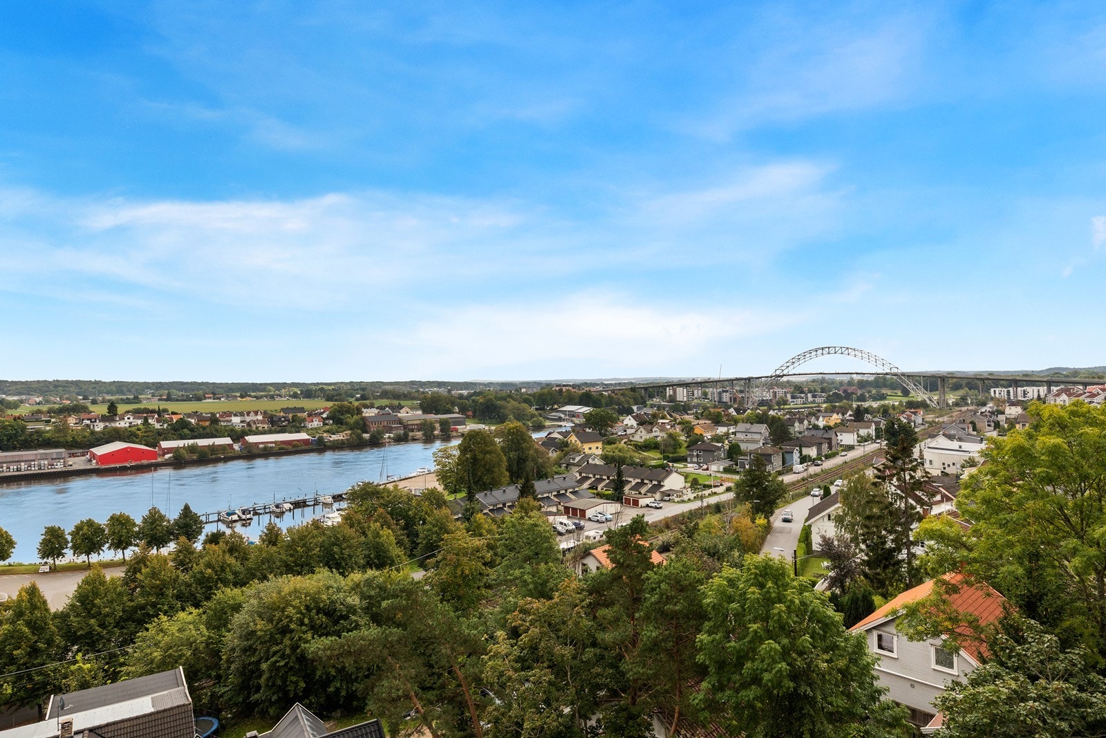 Utsikt fra veranda mot elva og broa Galleribilde