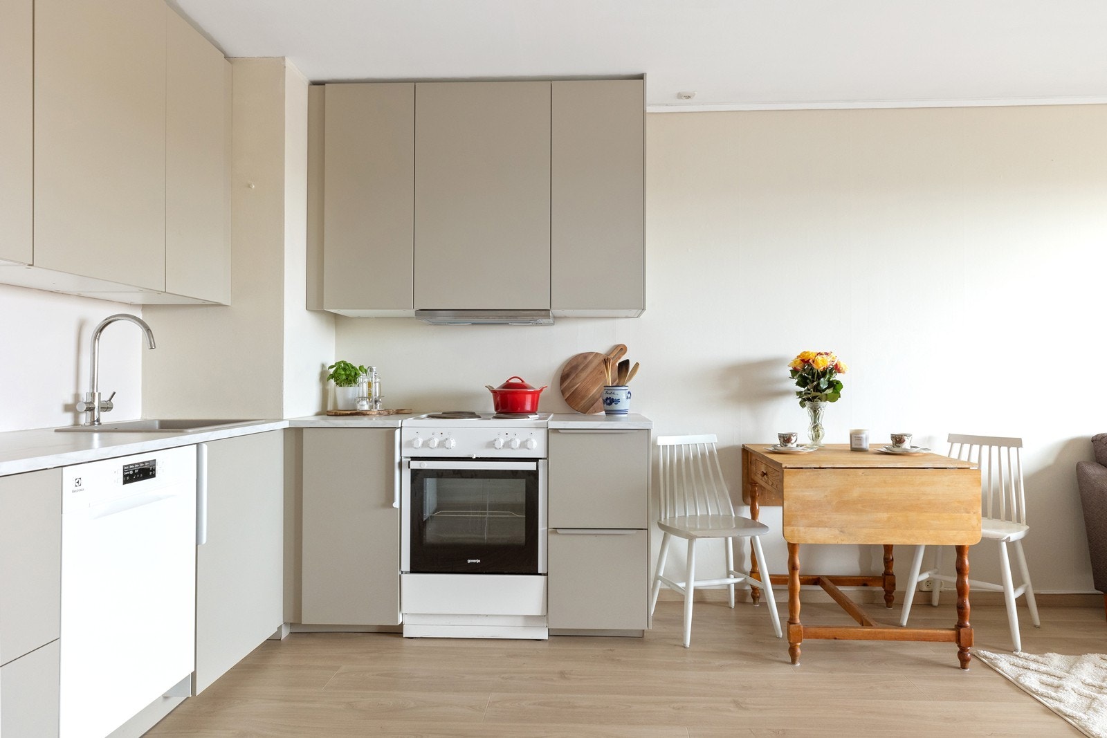 Innredning med takhøye skap, ny avtrekksvifte og oppvaskmaskin, alle hvitevarer medfølger Galleribilde