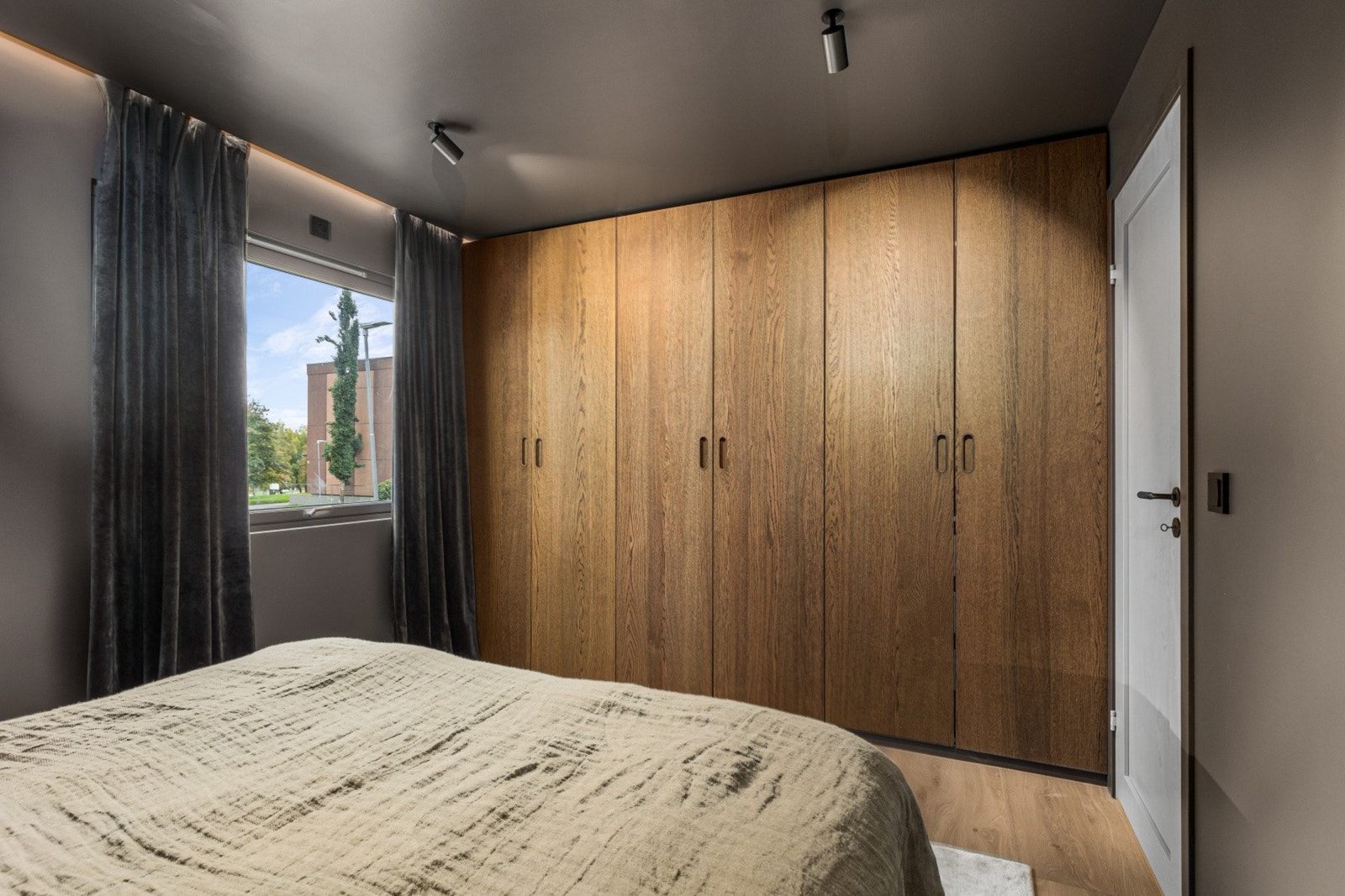 Soverommet har en meget pen og romslig garderobeløsning som medfølger i salget. Galleribilde