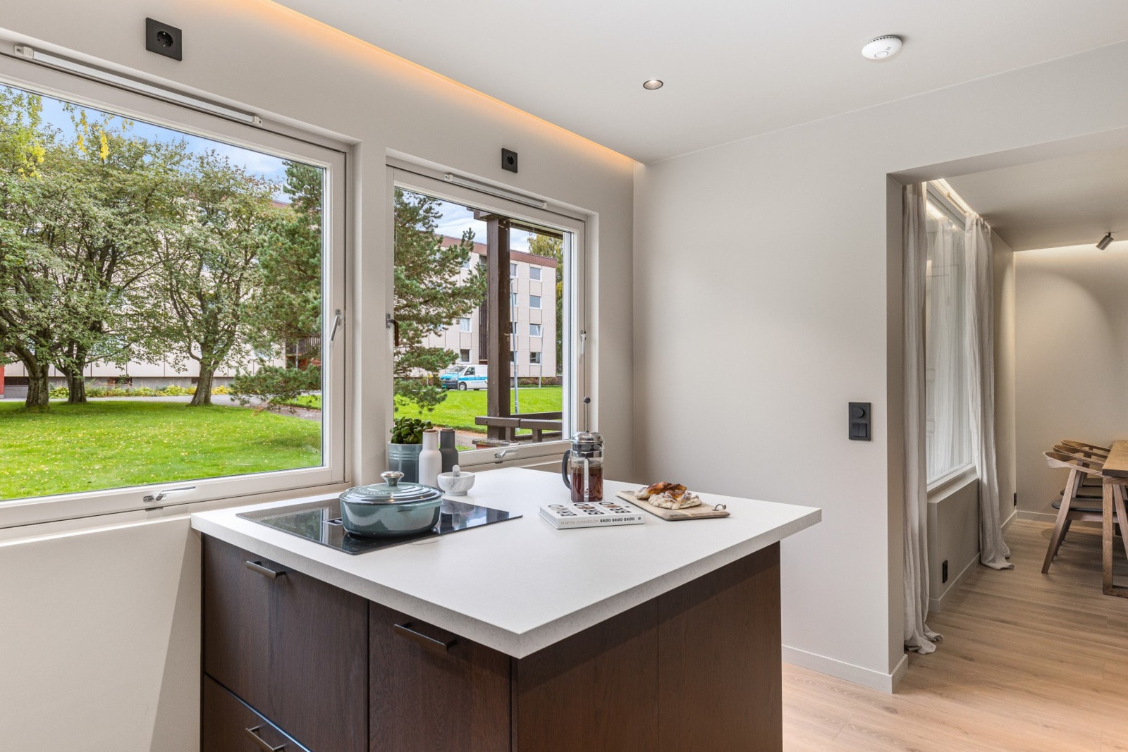 Kjøkkenøya tilfører rommet ekstra mye plass for lagring og fungerer utmerket som et hyggelig frokostbord. Pen utsikt over de grønne og fine fellesområdene i borettslaget. Galleribilde