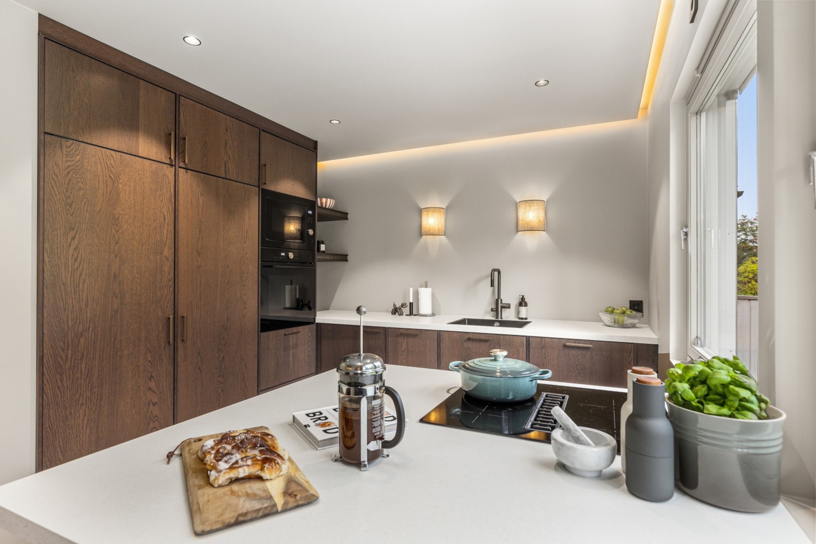 Kjøkkenet har en meget innholdrik hvitevarepakke. Her finnes kjøleskap, stort fryseskap, stekeovn, mikrobølgeovn, platetopp med integrert ventilator og oppvaskmaskin. Hvitevarene er integrerte og medfølger i handelen. Galleribilde