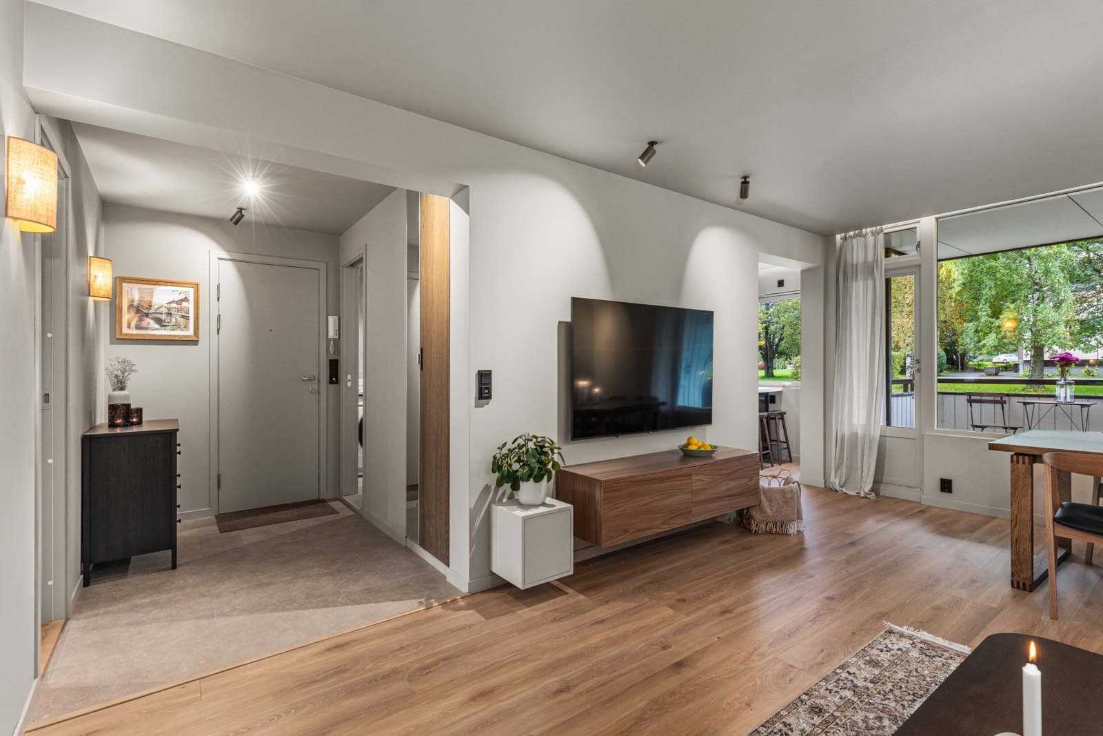 Dette er en rålekker og meget pent oppusset 3-roms med god beliggenhet i Blusuvold BL. Galleribilde