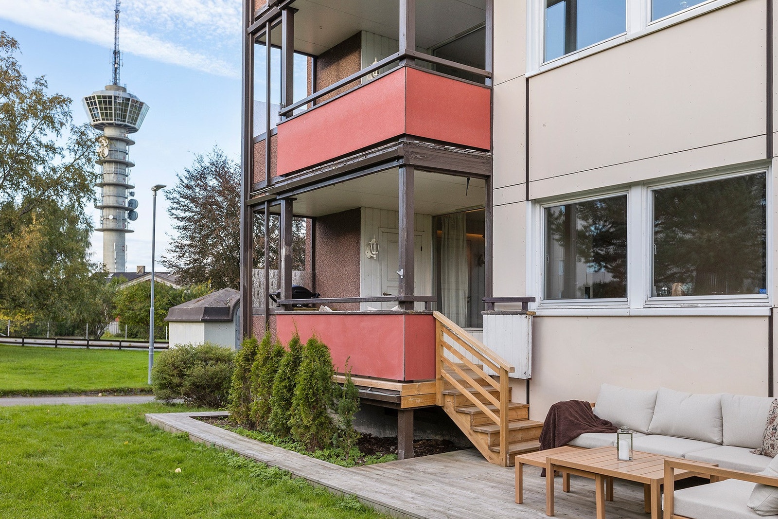 Leiligheten har en meget attraktiv beliggenhet sentralt på Tyholt. Dagligvare, buss og alt man skulle trenge er innenfor gangavstand. Galleribilde