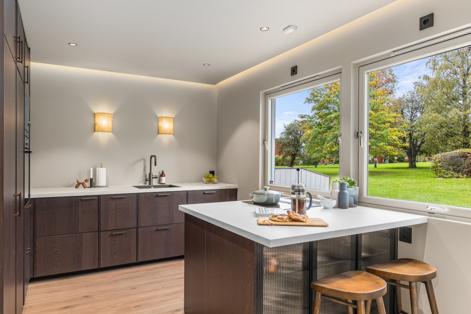 Lekkert og meget smart utformet kjøkken på hele 11 kvm. Rikelig med både skap og benkeplass. Nydelig lysinnslipp gjennom store vindusflater. Galleribilde