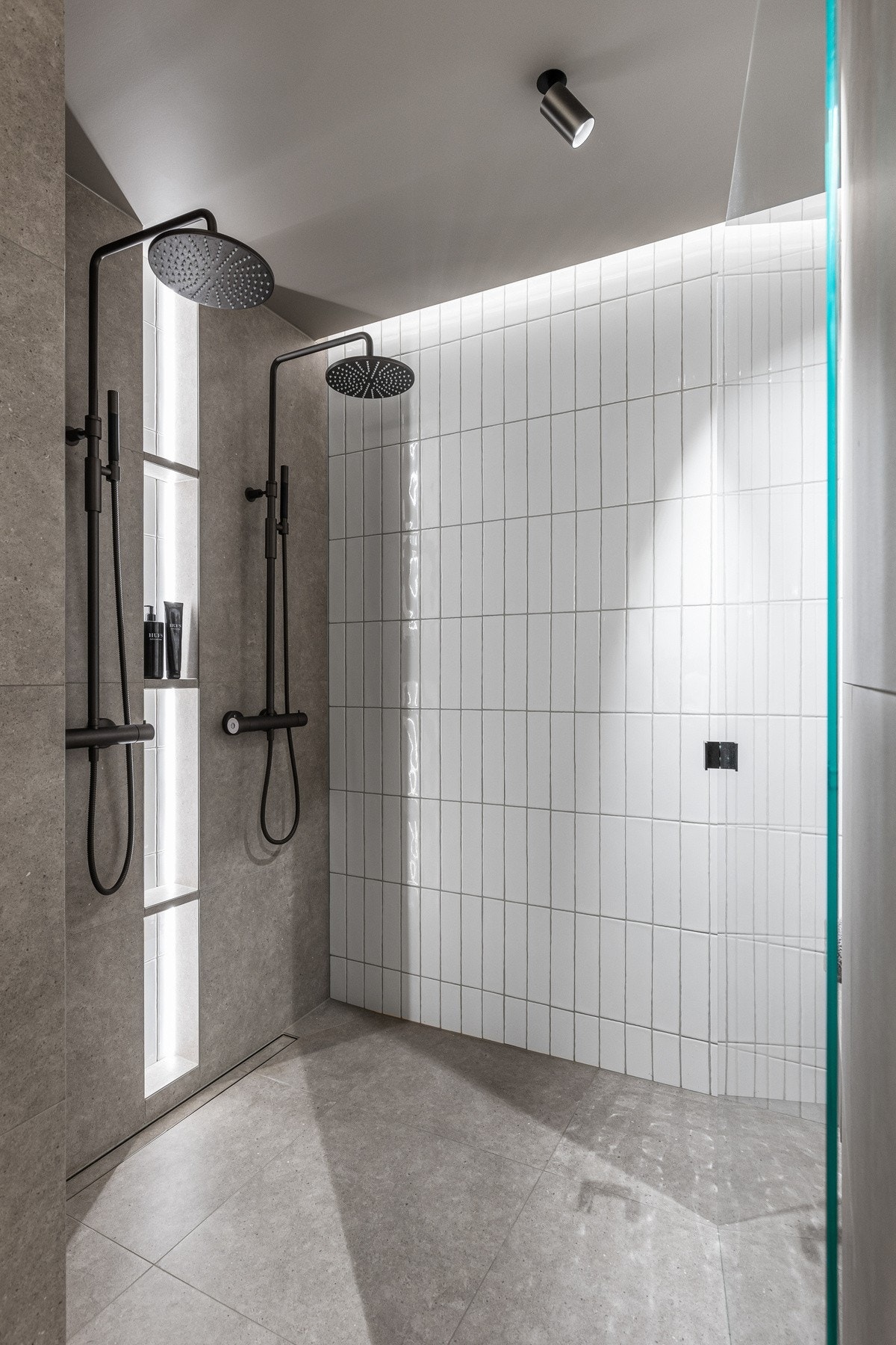 Badet har en behagelig spa-følelese over seg. Stor dusjnisje med dobbeltdusj, adskilt fra resten av badet med en stilig glassvegg. Galleribilde