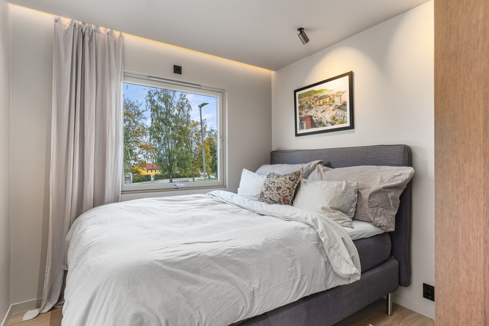 Soverom nr. 2 måler 8 kvm. Også her er det godt med plass til dobbeltseng, nattbord og romslig garderobe som medfølger i handelen. Galleribilde