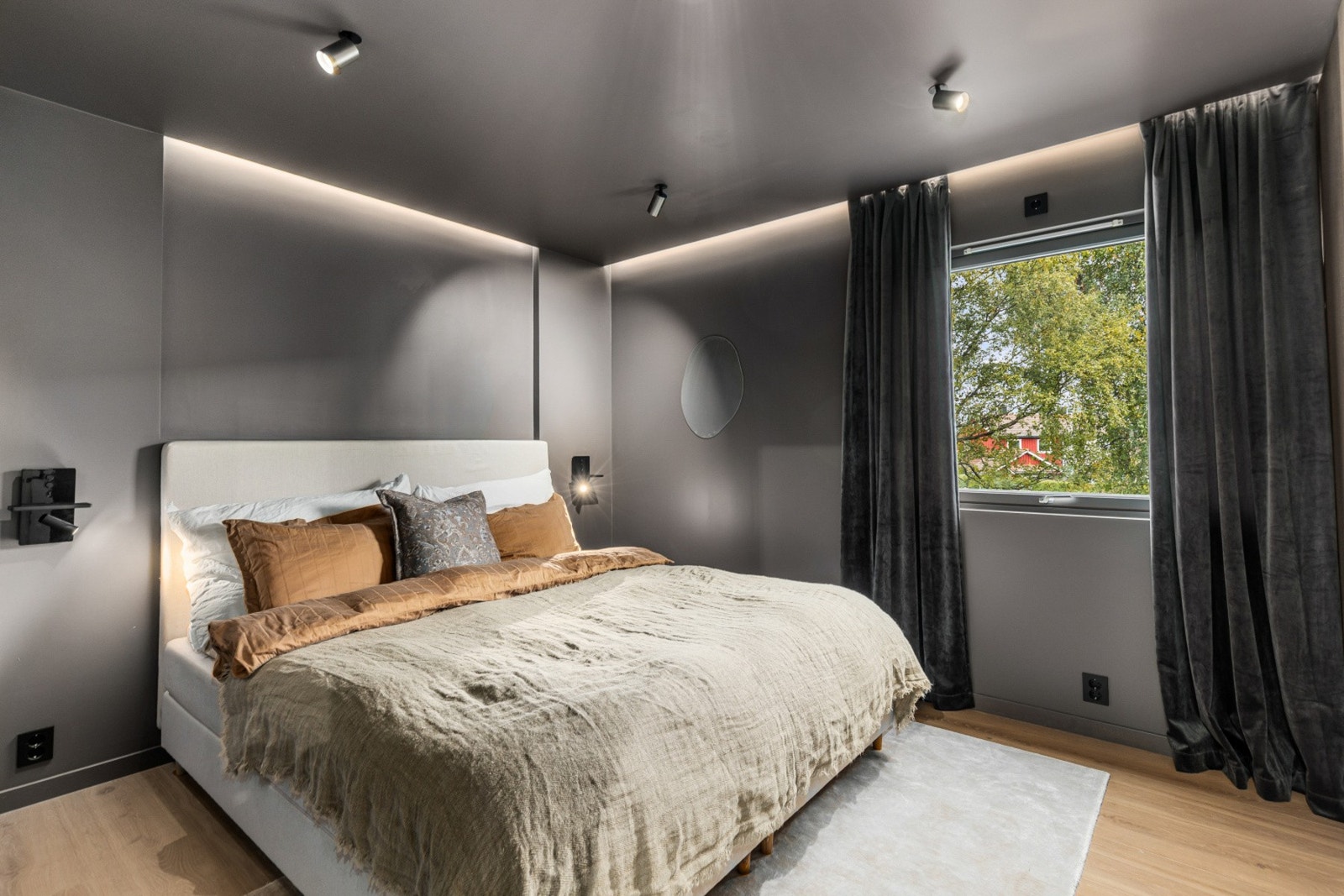 Hovedsoverommet er på hele 12 kvm. Svært godt med plass til både stor seng, nattbord og garderobe. Galleribilde