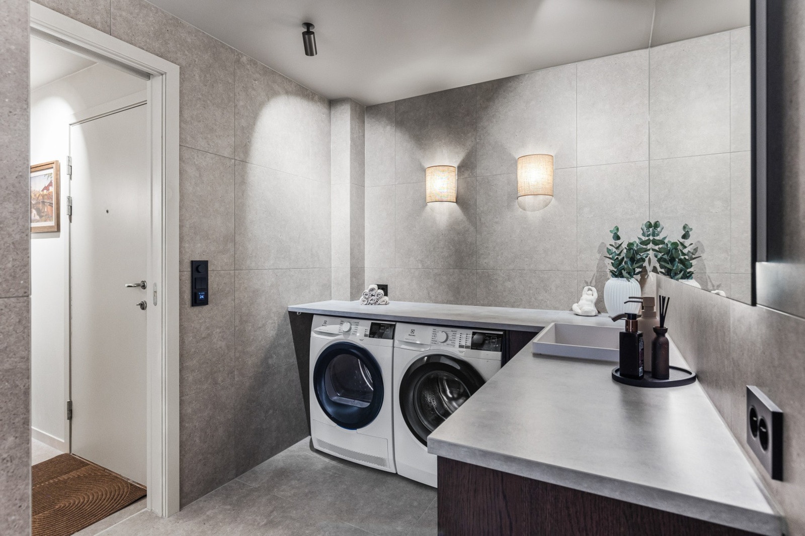 Den romslige innredning gjør klesvasken til en lek. Svært mye både skap- og benkeplass. Galleribilde