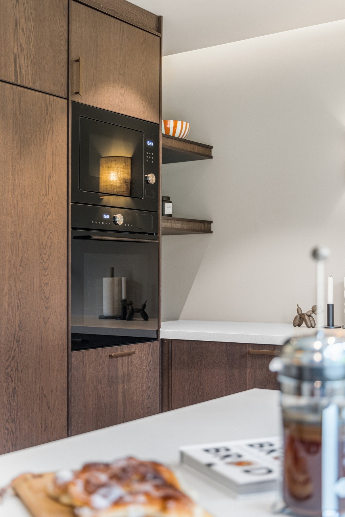 Leiligheten preges av gjennomgående smarte løsninger. Legg merke til den ekstra hylleplassen i hjørnet over kjøkkenbenken. Galleribilde