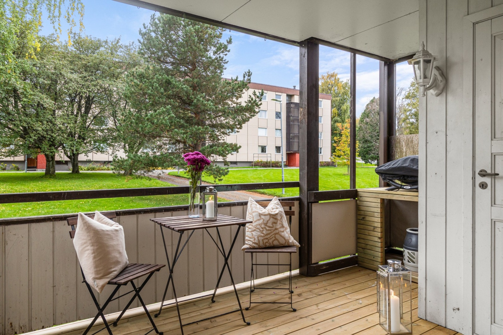 Leiligheten har et meget trivelig uteområde med både veranda og terrasse. På verandaen er det en 2 kvm. stor bod som kommer i tillegg til de 2 bodene i kjelleren. Plassbygd benk for grillen i hjørnet bak boden. Galleribilde