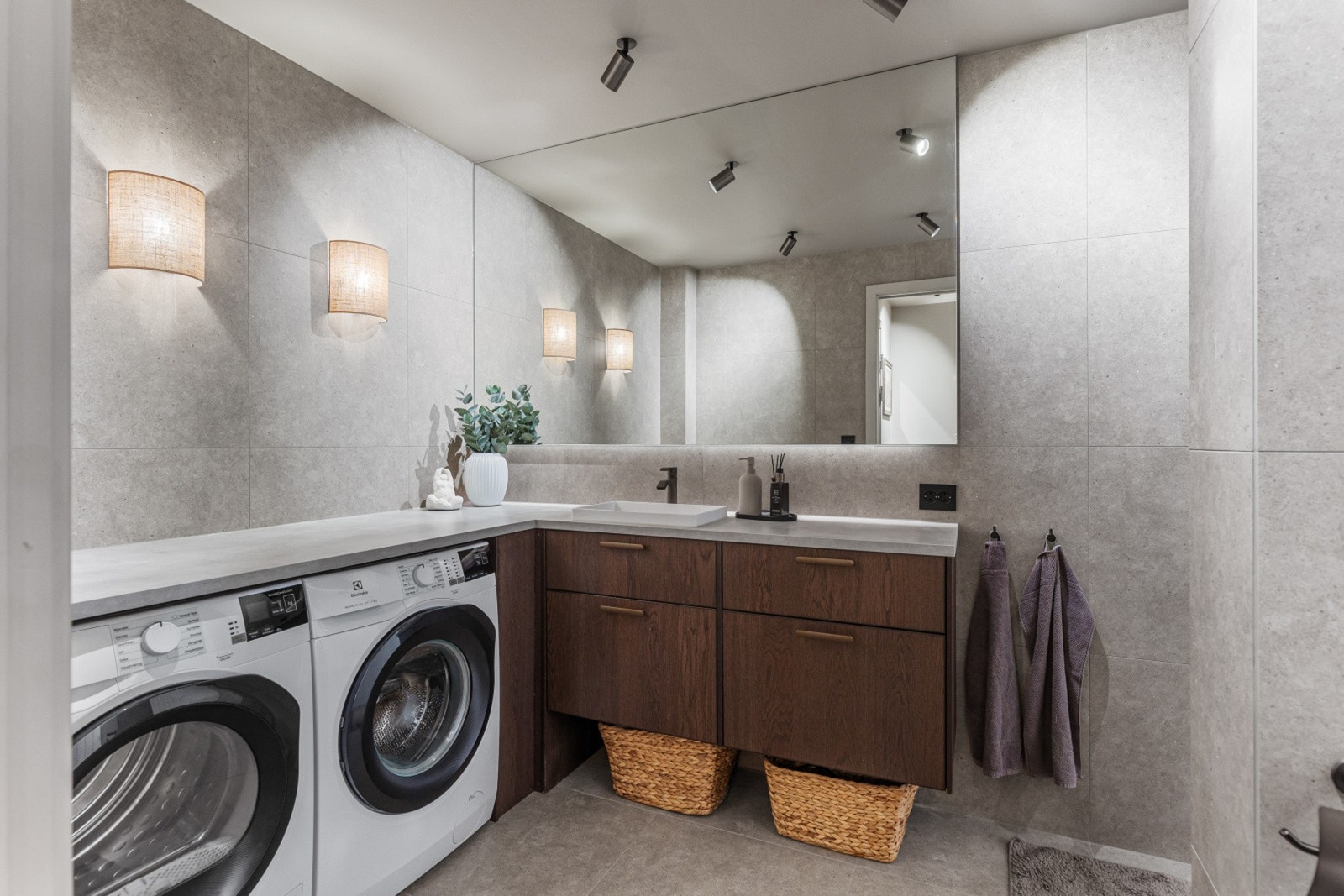 Stort og påkostet baderom med lekre 60x60 flis på både gulv og vegger. Her er det varmekabler i gulvet, vegghengt wc, dusjnisje med dobbeltdusj og god plass til både vaskemaskin og tørketrommel. Galleribilde