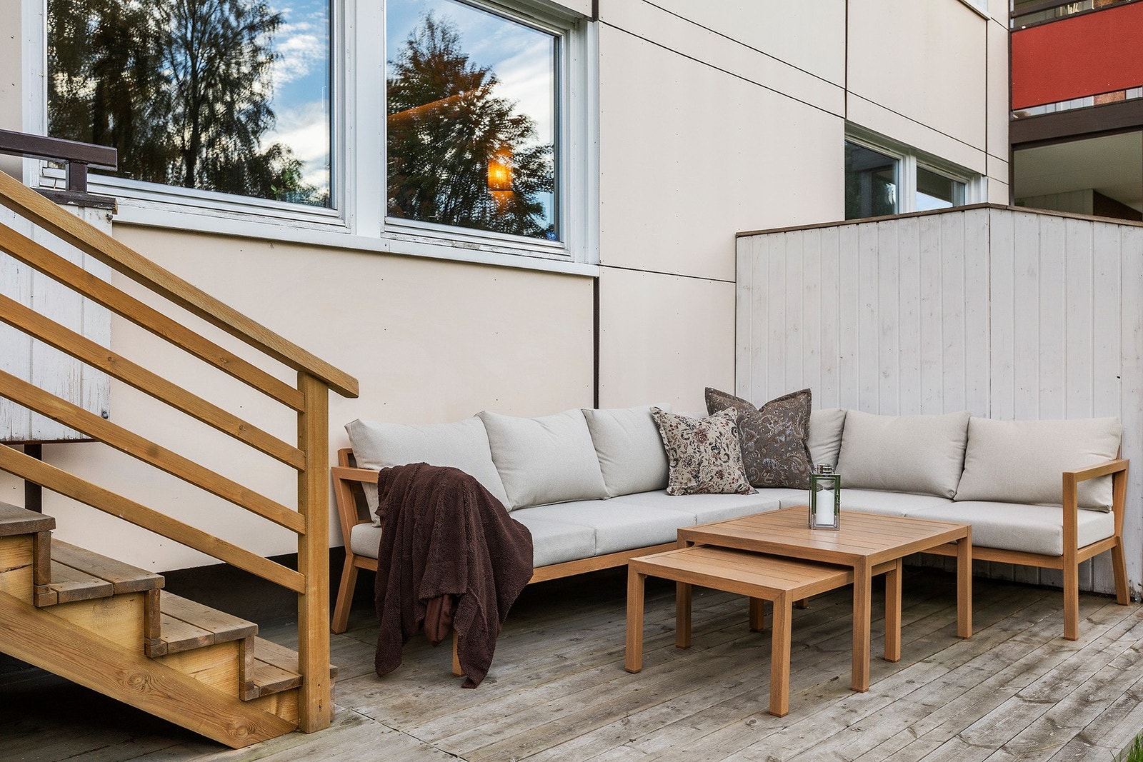 Det trivelige uteområde er vendt mot sørvest. Nydelige solforhold store deler av dagen. Galleribilde