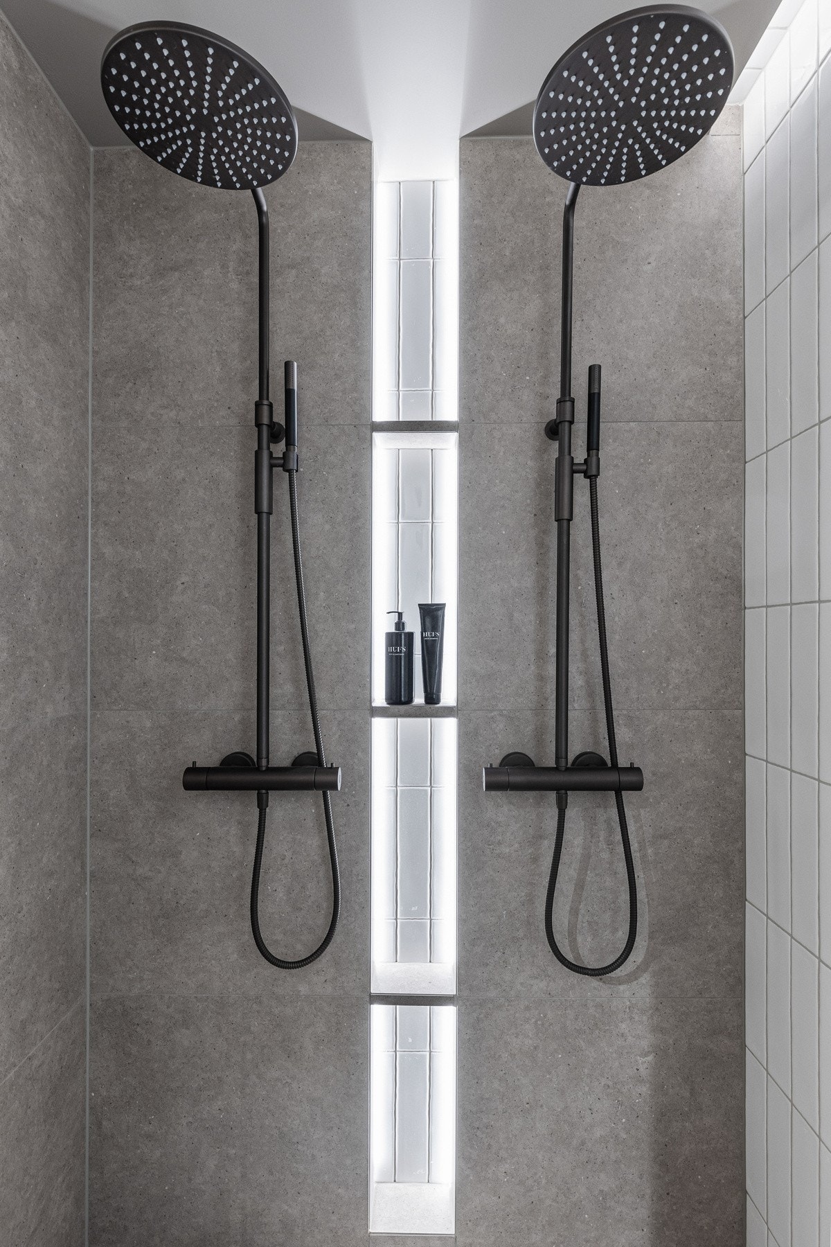 Legg merke til den stilfulle belysningen. Dette er gjennomgående for hele leiligheten. Alle lys i leiligheten smartstyres gjennom app (Plejd). Galleribilde