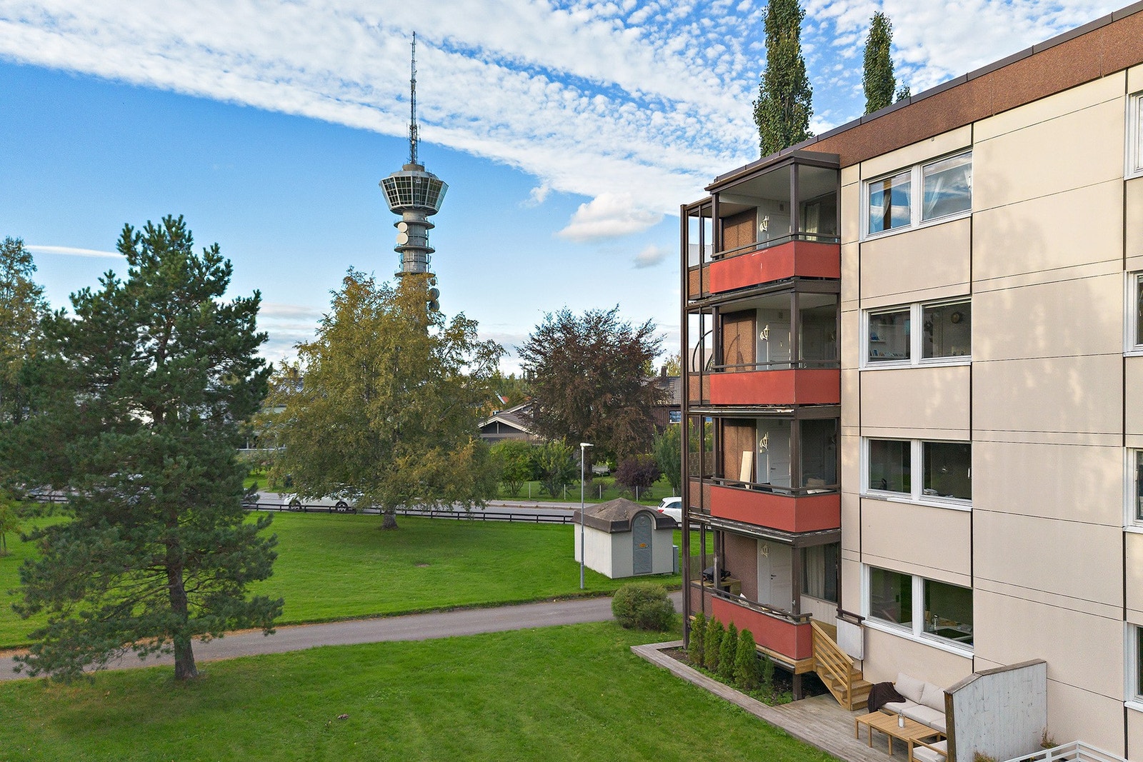 Felleskostnader er på kr. 4 182,- Her inngår blant annet TV/internett, kommunale avgifter, driftskostnader samt renter/avdrag på fellesgjeld. Galleribilde