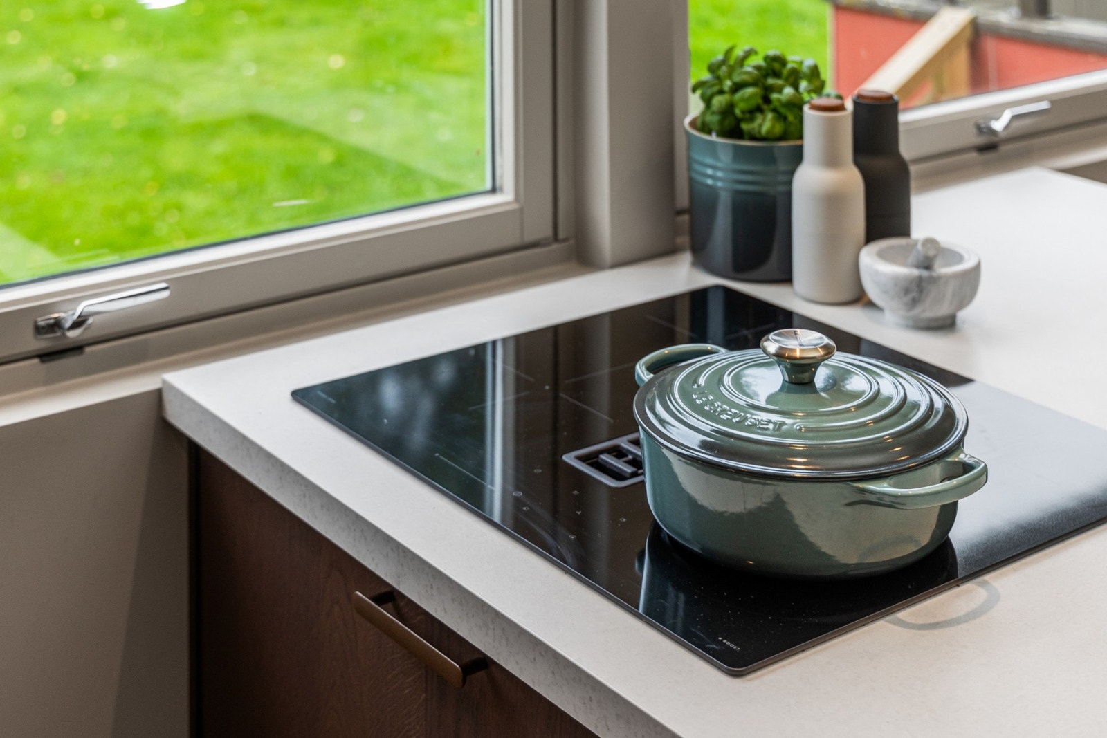 Lekker innfelt platetopp med integrert ventilator. Galleribilde