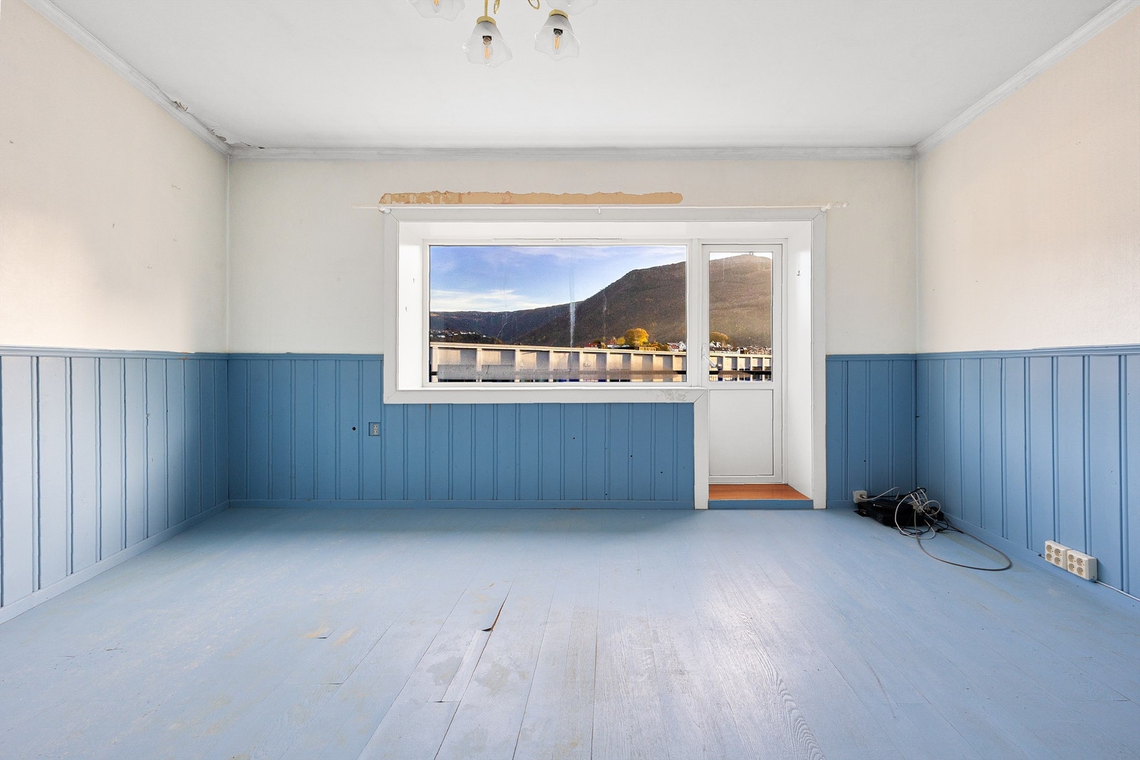 Stuen har grei størrelse med plass til både sofagruppe og spisestue. Galleribilde