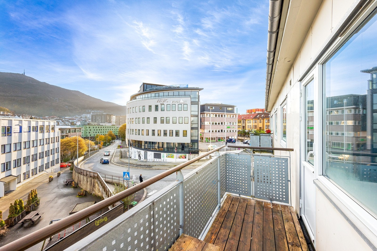 Østvendt balkong på ca 5 kvm med fin utsikt mot bl.a. Ulriken og Fløyen. Galleribilde