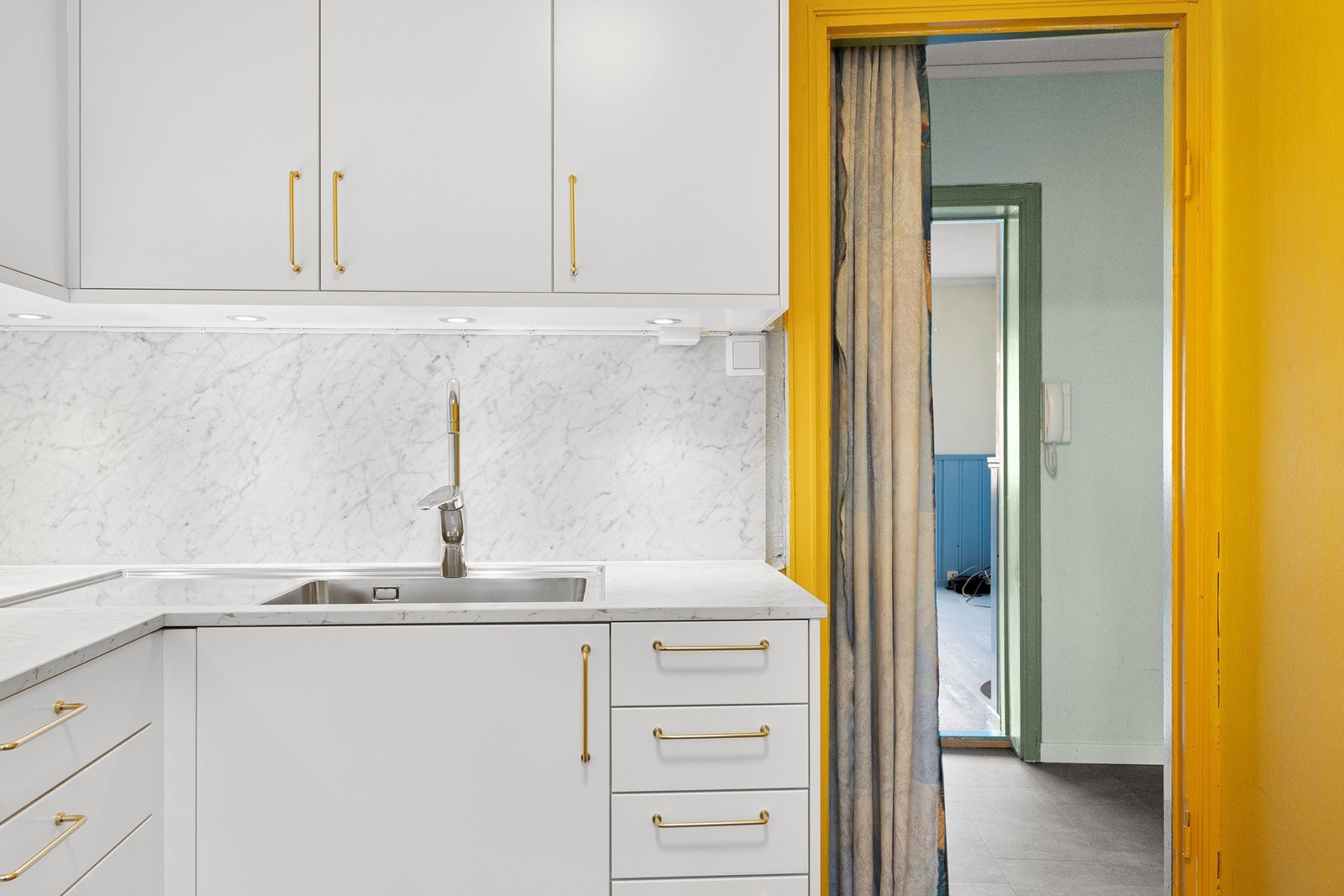 Både bad og kjøkken er oppgradert med nytt rør-i-rør opplegg ved oppussing i hhv 2020 og 2022. Galleribilde