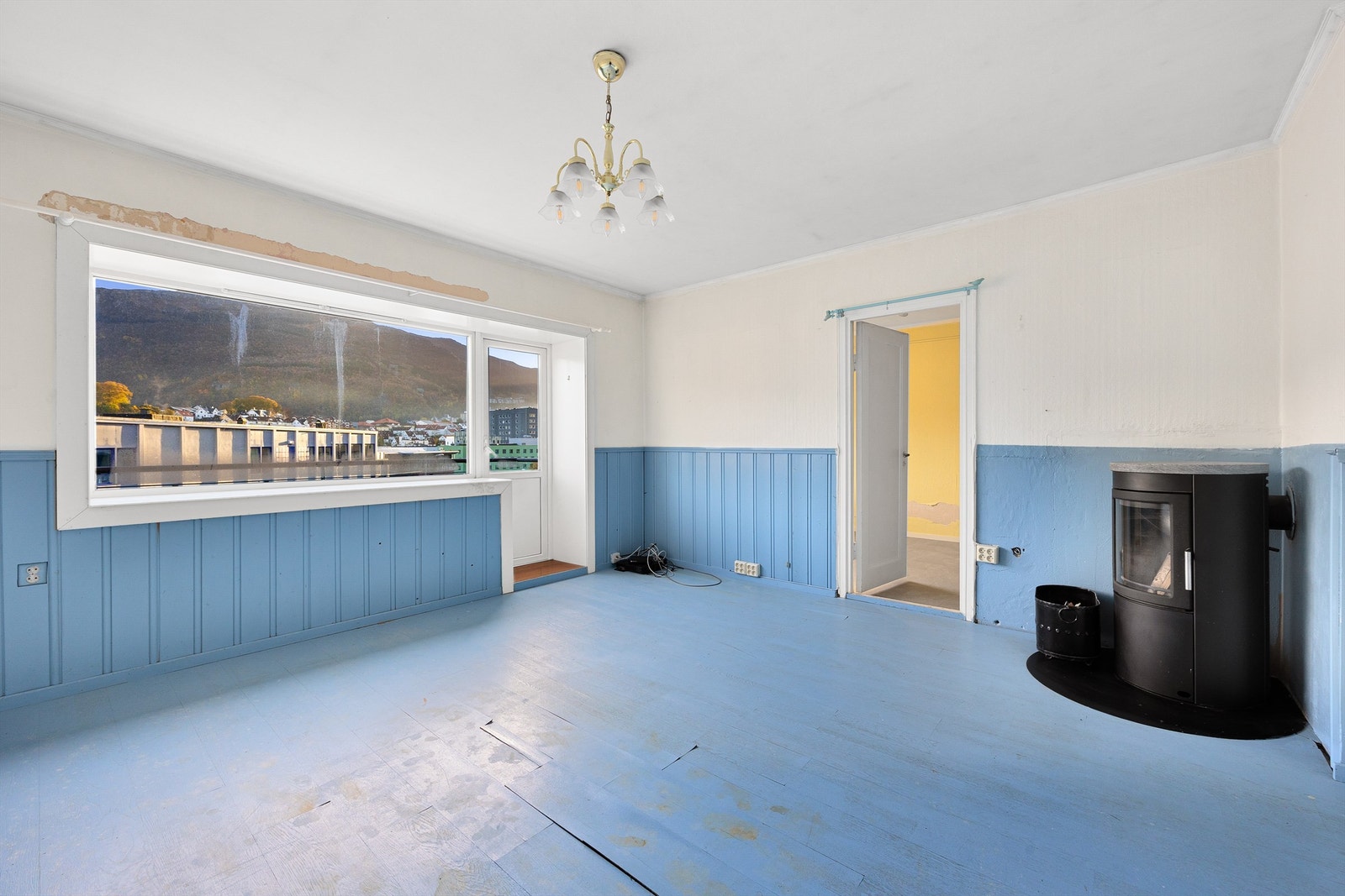 Romslig stue med utgang til østvendt balkong. Foruten kjøkken og bad vil det være behov for oppgradering av øvrige overflater i leiligheten. Galleribilde