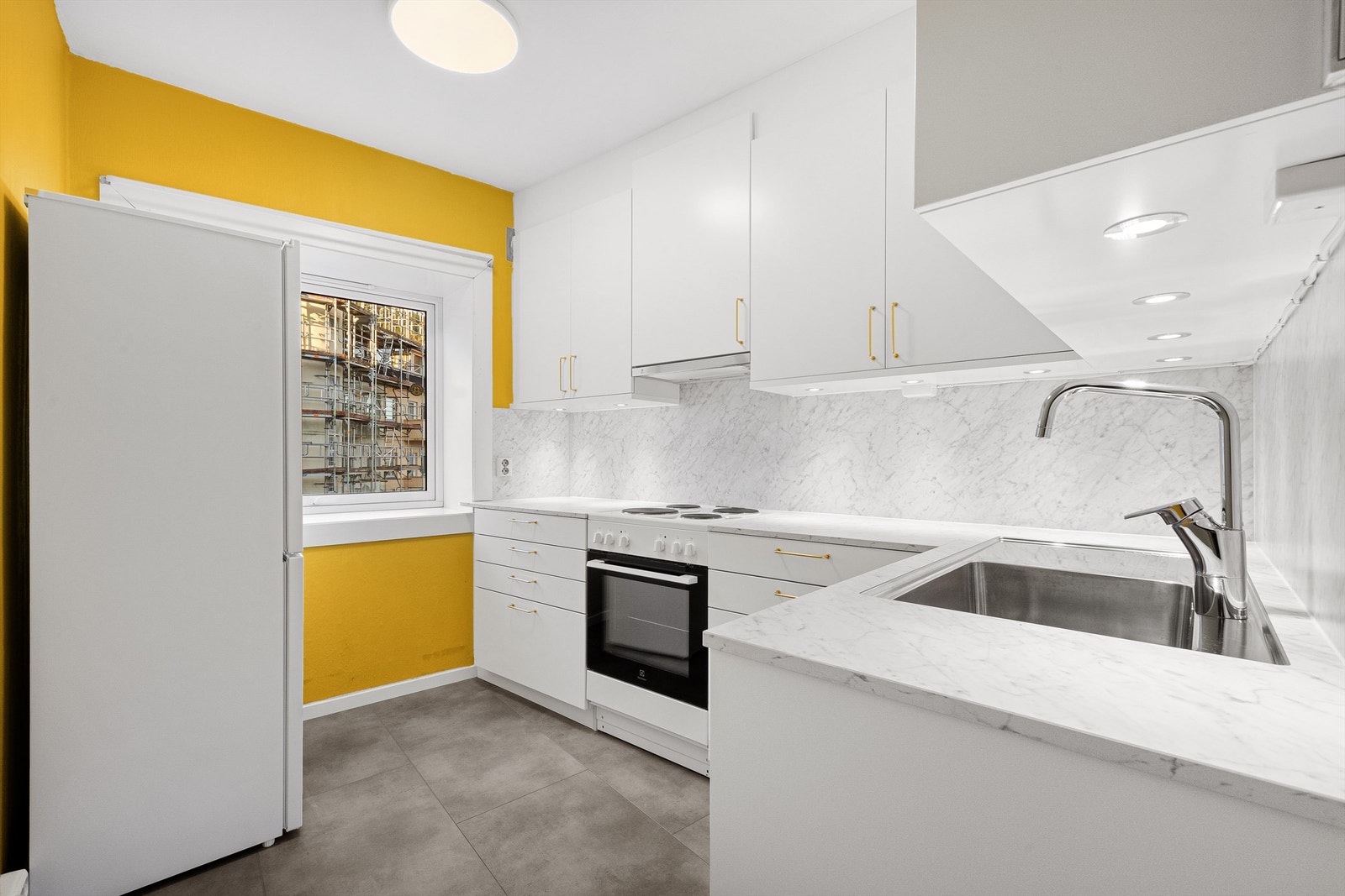 Pent kjøkken med ny innredning fra "Drømmekjøkken" montert i 2022. Galleribilde