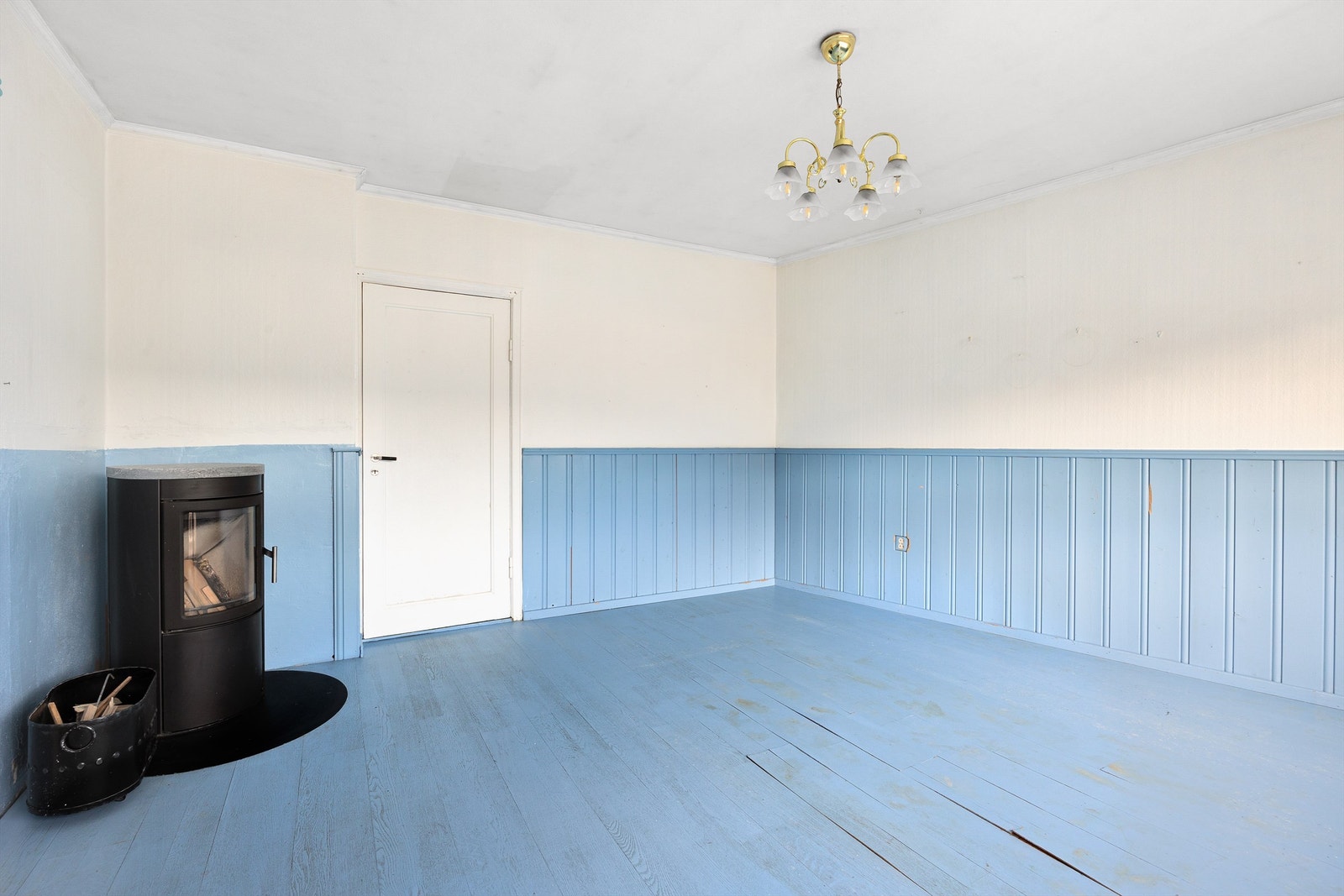 I stuen er det montert rentbrennende peisovn. Galleribilde