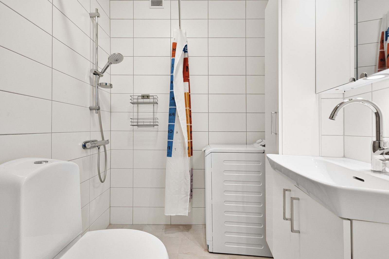 Lyst og pent baderom som ble fagmessig oppusset i 2020 av firmaet "Gården senter". Galleribilde